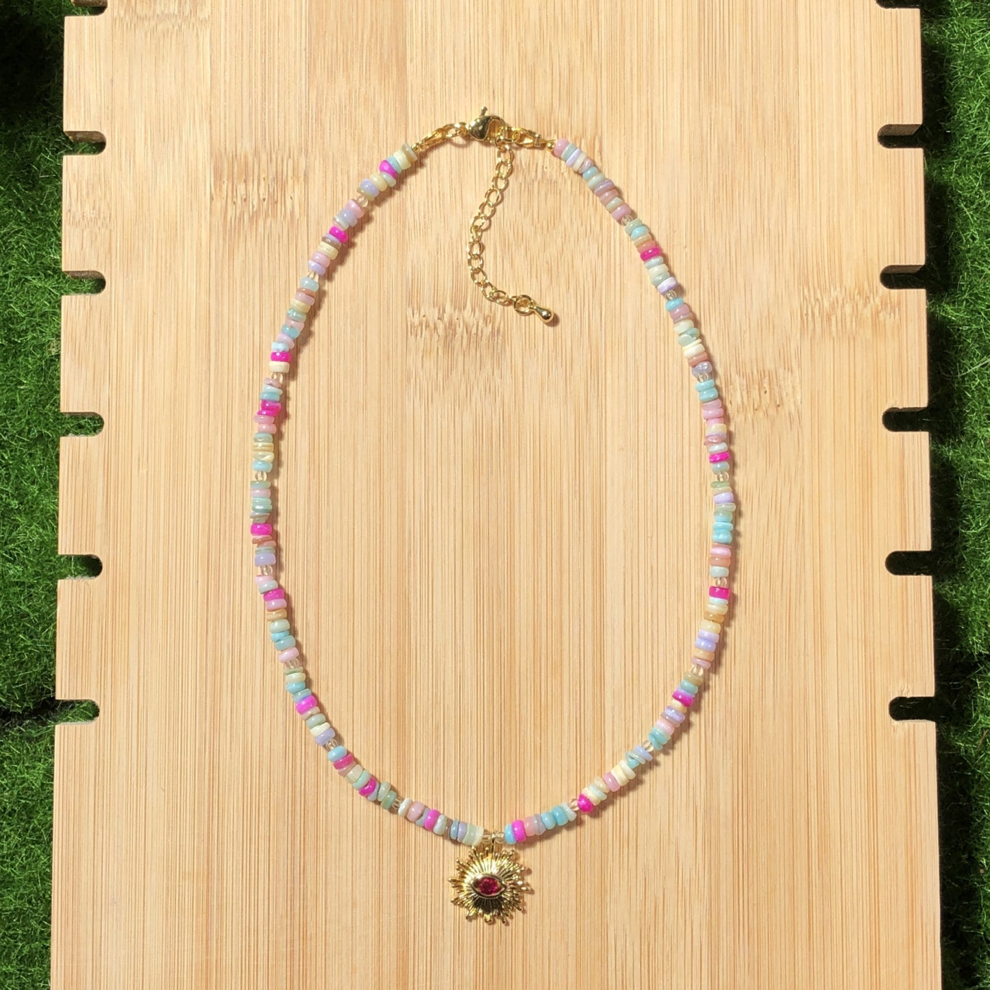 Farbenfrohe Muschelkette mit einem 14-karätig vergoldeten Kupferanhänger, handgefertigt.