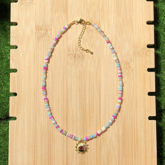 Farbenfrohe Muschelkette mit einem 14-karätig vergoldeten Kupferanhänger, handgefertigt.