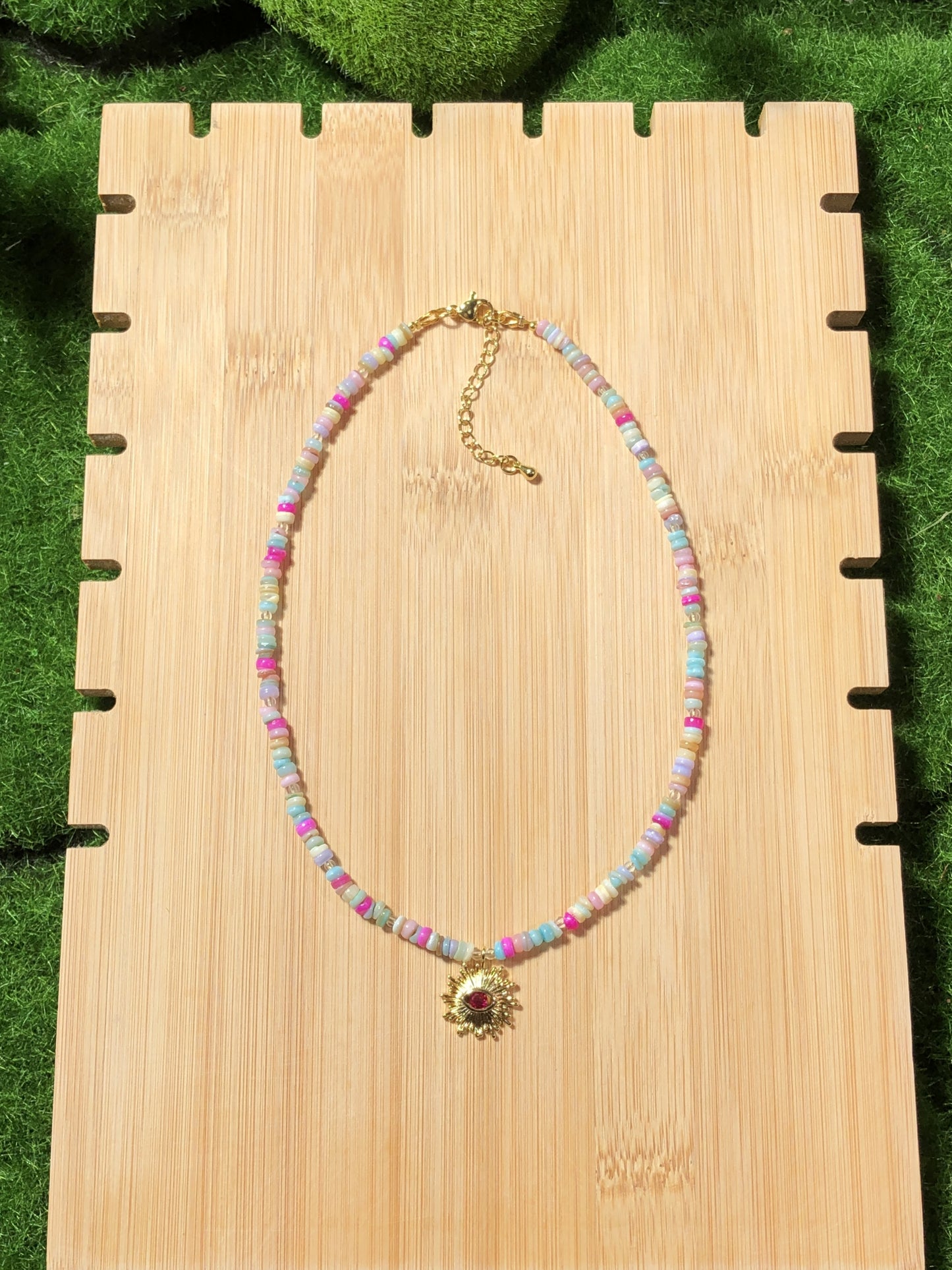 Farbenfrohe Muschelkette mit einem 14-karätig vergoldeten Kupferanhänger, handgefertigt.