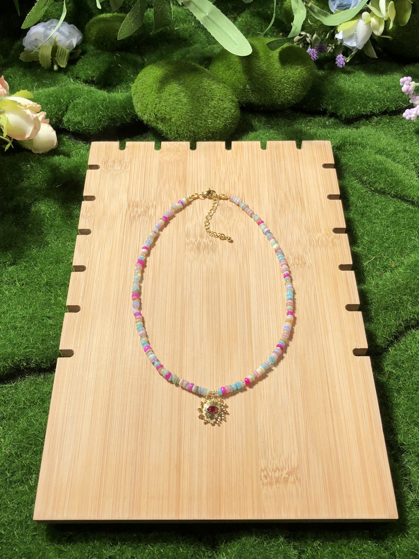 Farbenfrohe Muschelkette mit einem 14-karätig vergoldeten Kupferanhänger, handgefertigt.