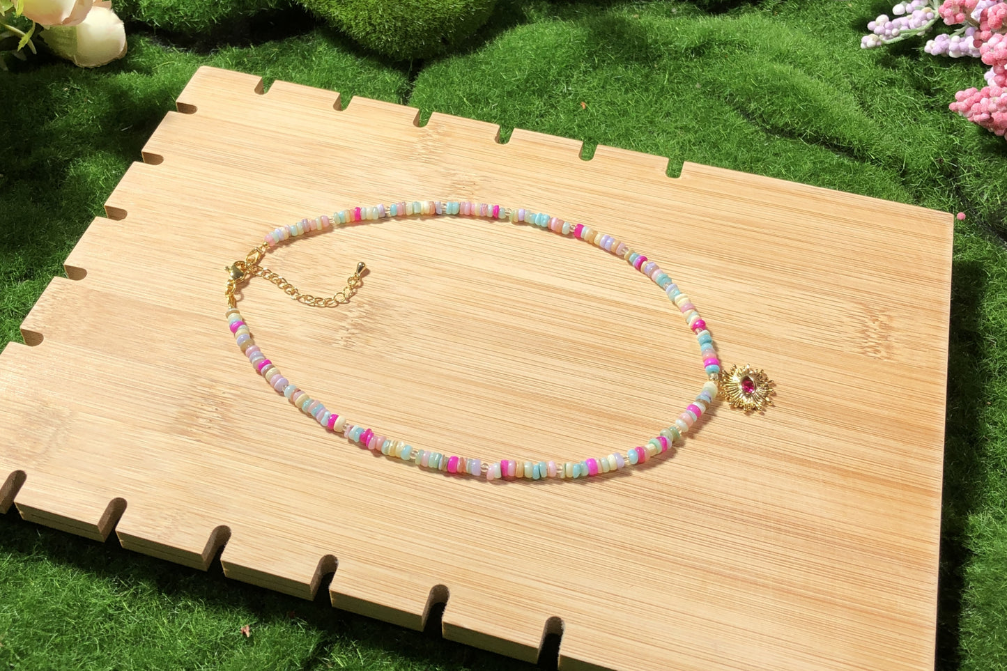 Farbenfrohe Muschelkette mit einem 14-karätig vergoldeten Kupferanhänger, handgefertigt.