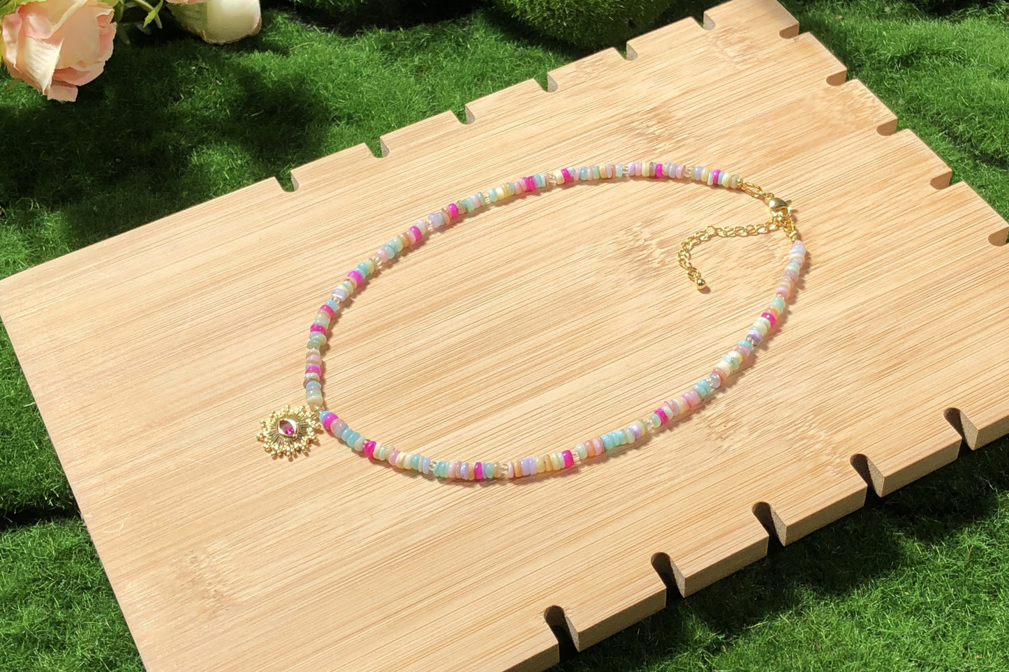 Farbenfrohe Muschelkette mit einem 14-karätig vergoldeten Kupferanhänger, handgefertigt.