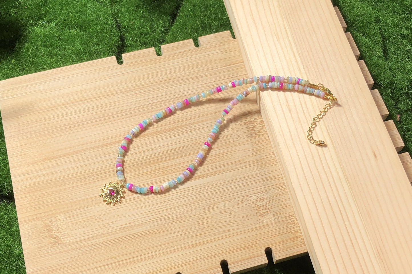 Farbenfrohe Muschelkette mit einem 14-karätig vergoldeten Kupferanhänger, handgefertigt.