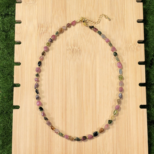 Halskette aus natürlichem Turmalin, kupferplattiert mit 14-karätigem Gold, handgefertigt.