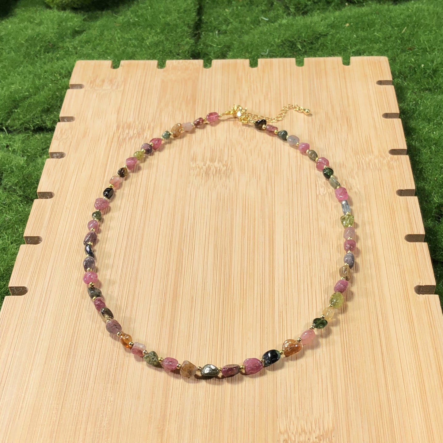 Halskette aus natürlichem Turmalin, kupferplattiert mit 14-karätigem Gold, handgefertigt.