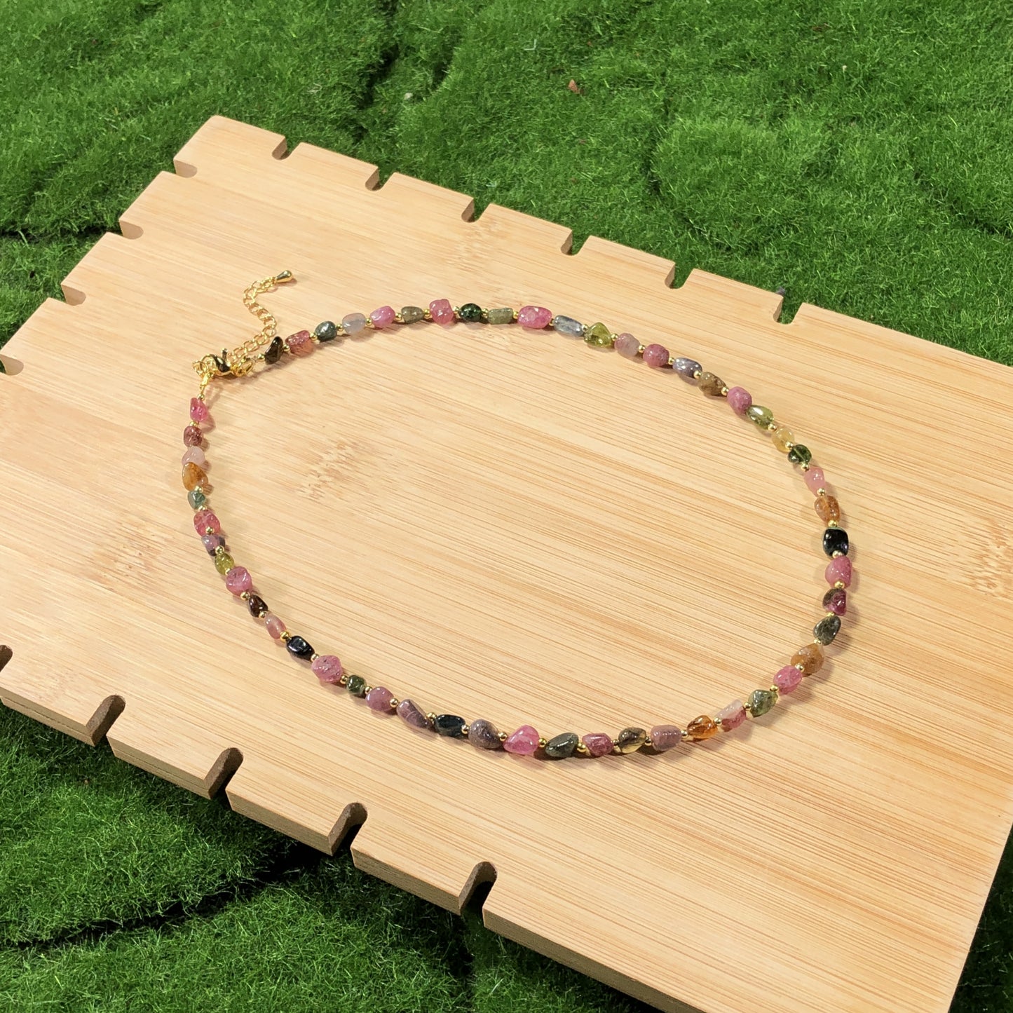 Halskette aus natürlichem Turmalin, kupferplattiert mit 14-karätigem Gold, handgefertigt.