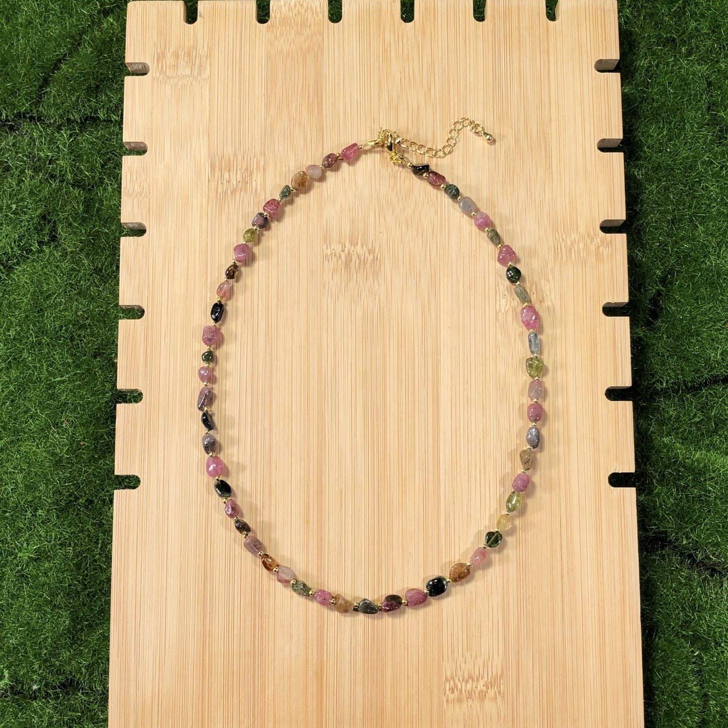 Halskette aus natürlichem Turmalin, kupferplattiert mit 14-karätigem Gold, handgefertigt.