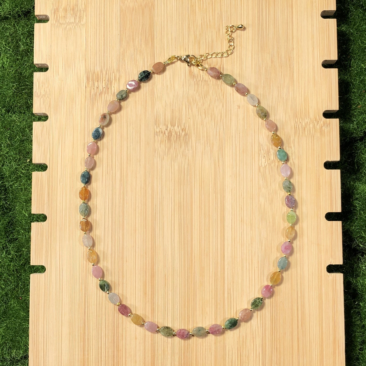 Halskette aus natürlichem Turmalin, kupferplattiert mit 14-karätigem Gold, handgefertigt.