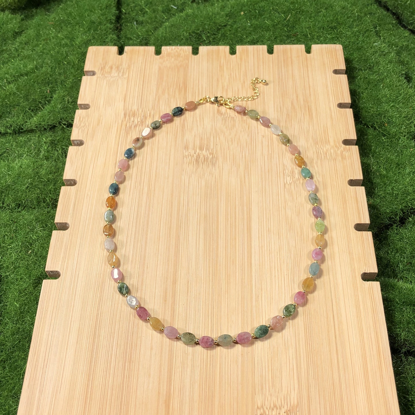 Halskette aus natürlichem Turmalin, kupferplattiert mit 14-karätigem Gold, handgefertigt.