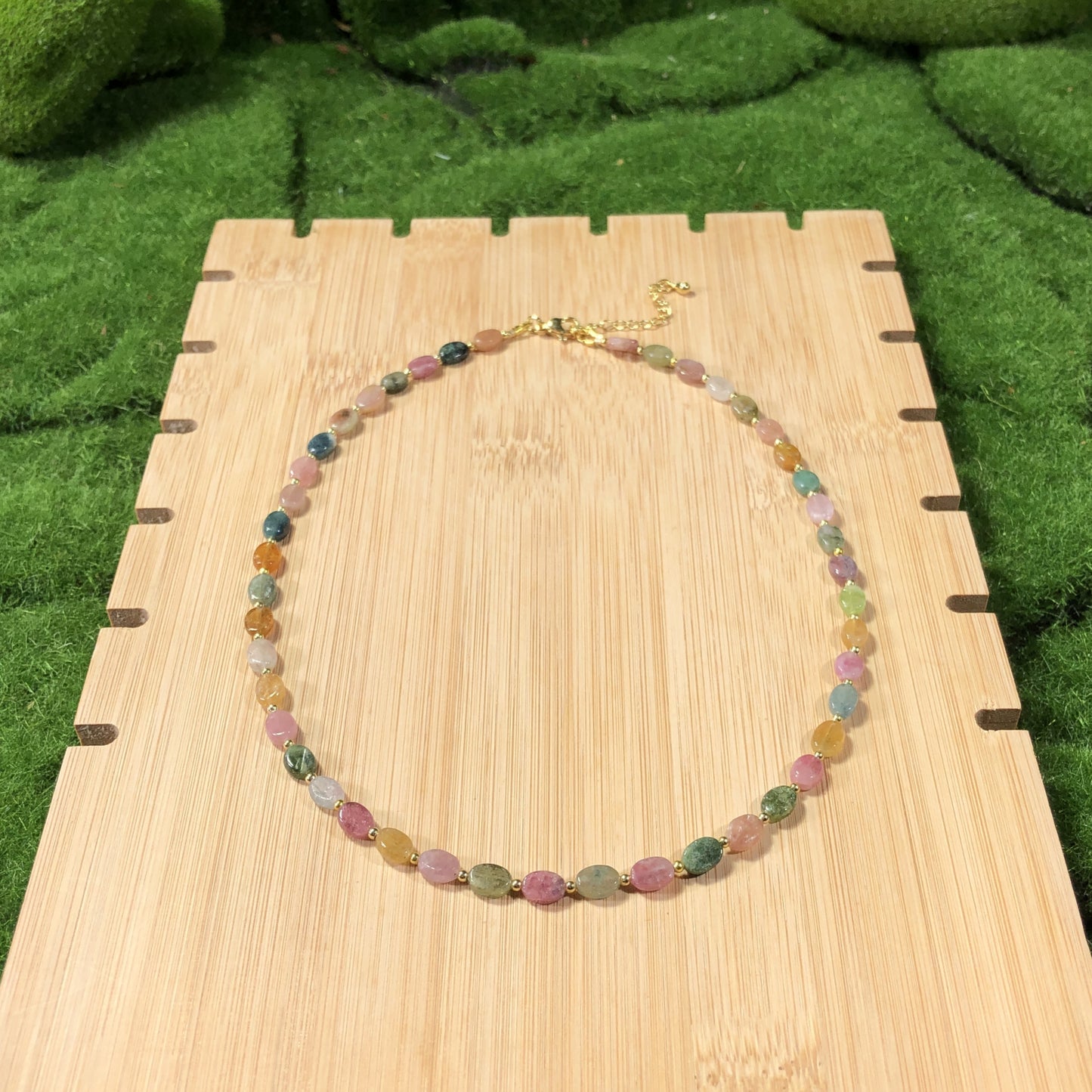 Halskette aus natürlichem Turmalin, kupferplattiert mit 14-karätigem Gold, handgefertigt.