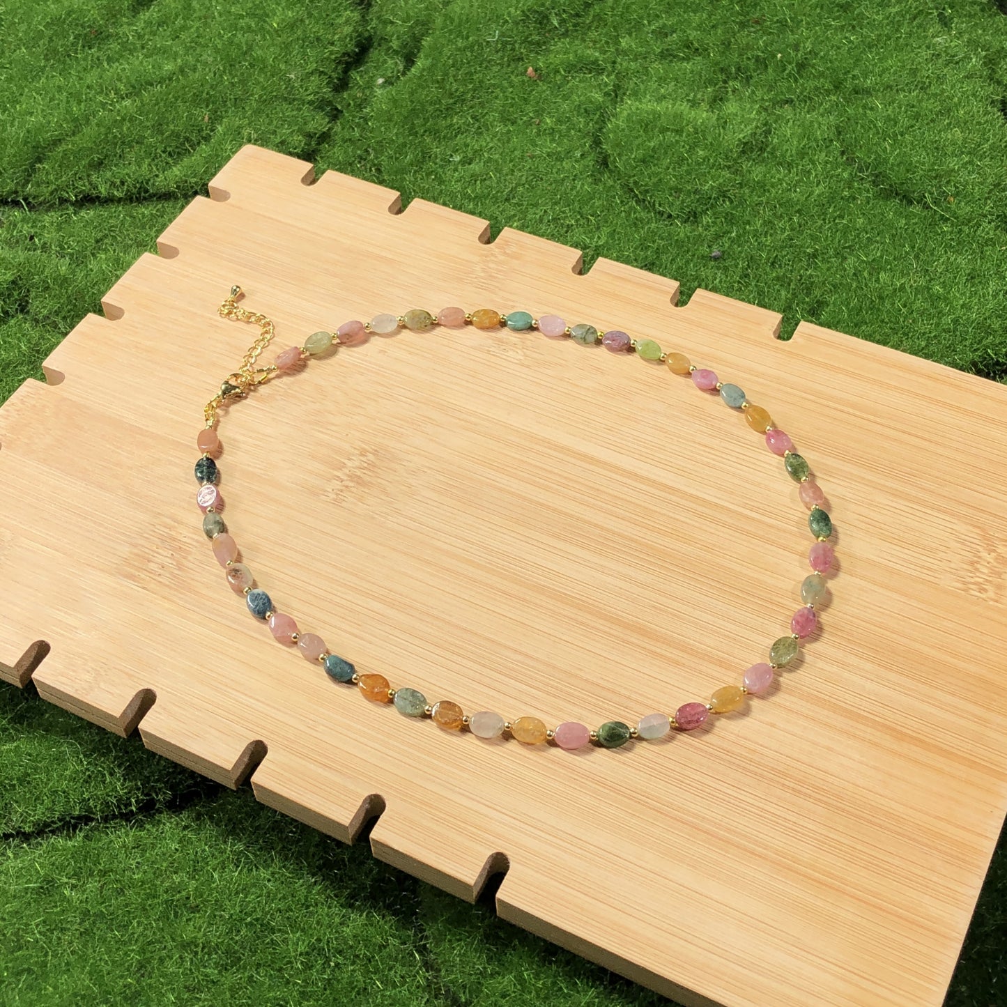 Halskette aus natürlichem Turmalin, kupferplattiert mit 14-karätigem Gold, handgefertigt.