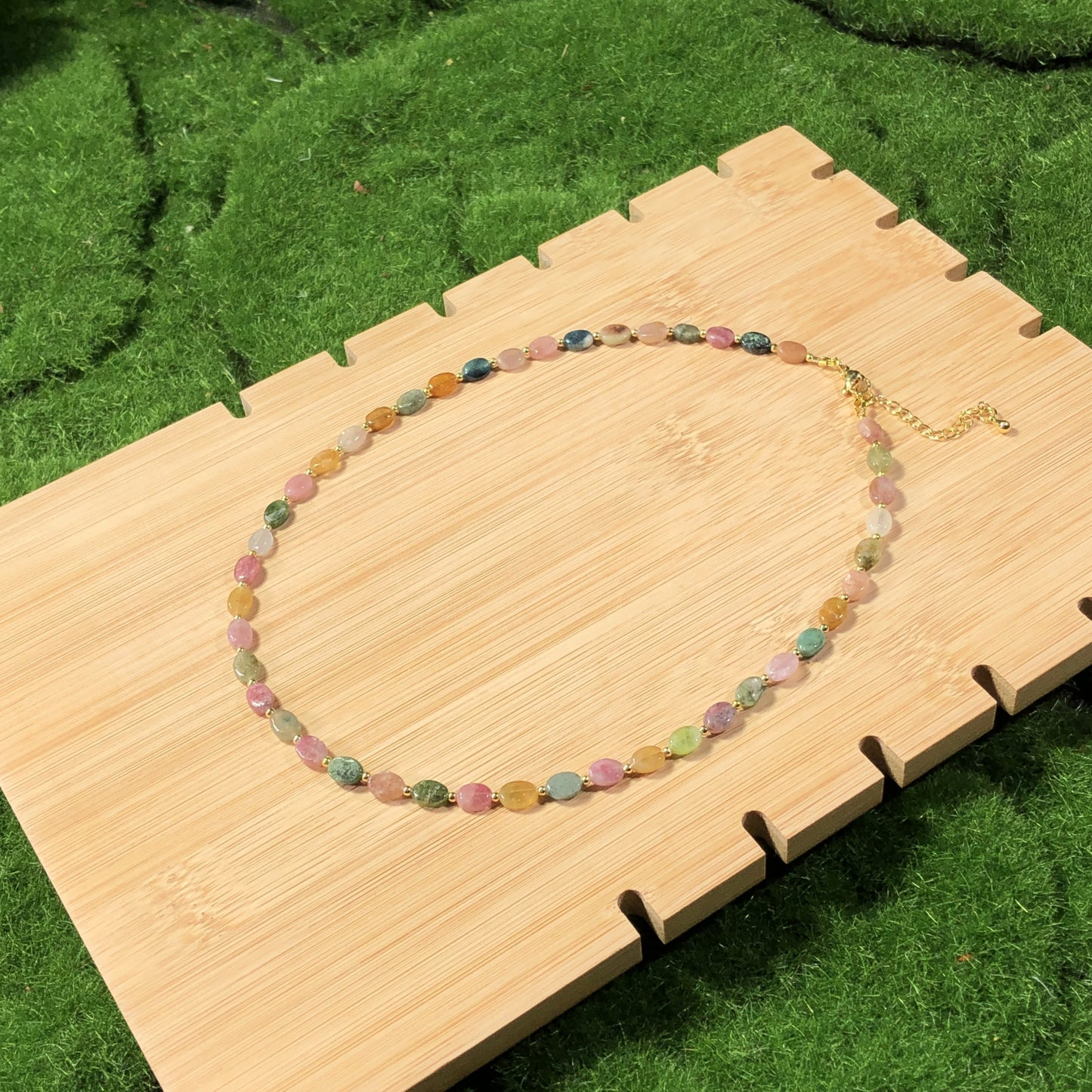 Halskette aus natürlichem Turmalin, kupferplattiert mit 14-karätigem Gold, handgefertigt.