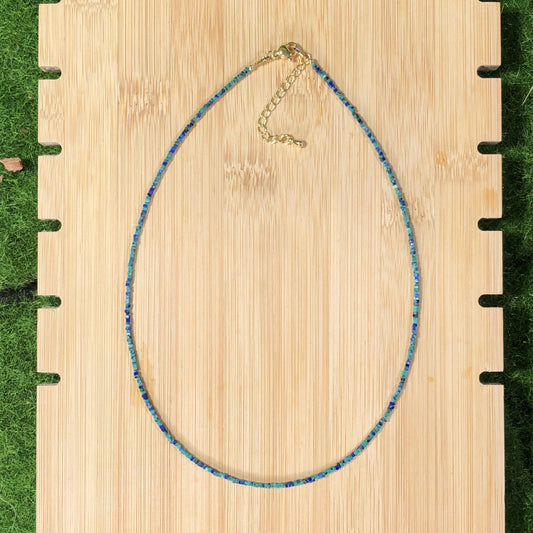 Halskette aus natürlichem Phönix-Lapislazuli, kupferplattiert mit 14-karätigem Gold, handgefertigt.