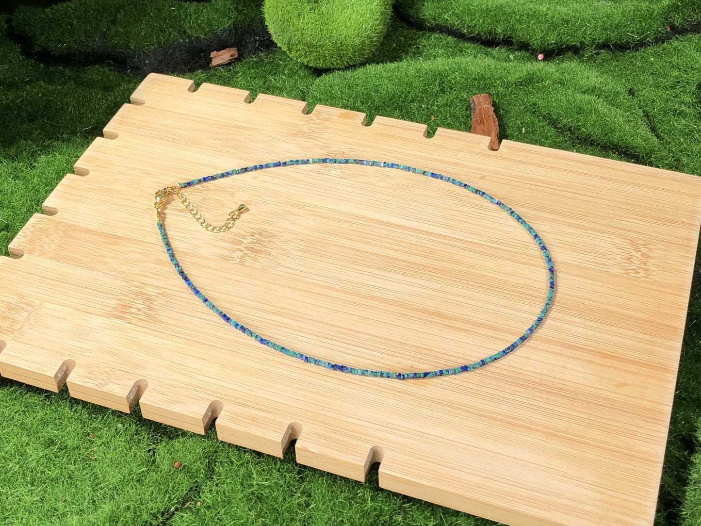 Halskette aus natürlichem Phönix-Lapislazuli, kupferplattiert mit 14-karätigem Gold, handgefertigt.