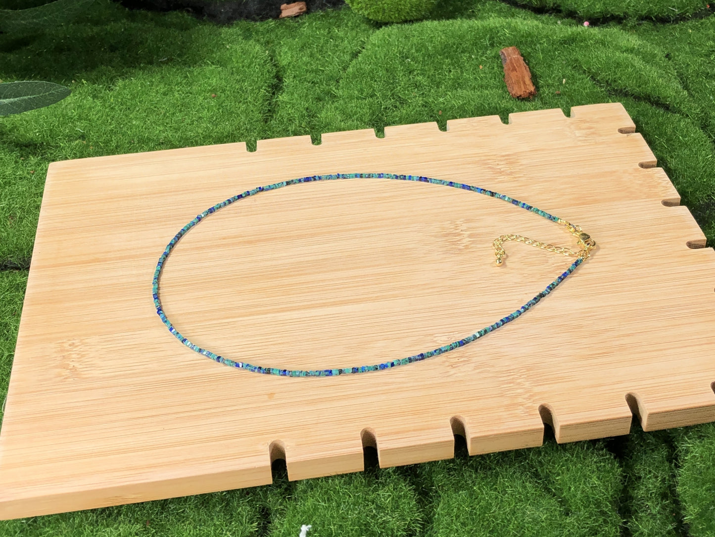 Halskette aus natürlichem Phönix-Lapislazuli, kupferplattiert mit 14-karätigem Gold, handgefertigt.