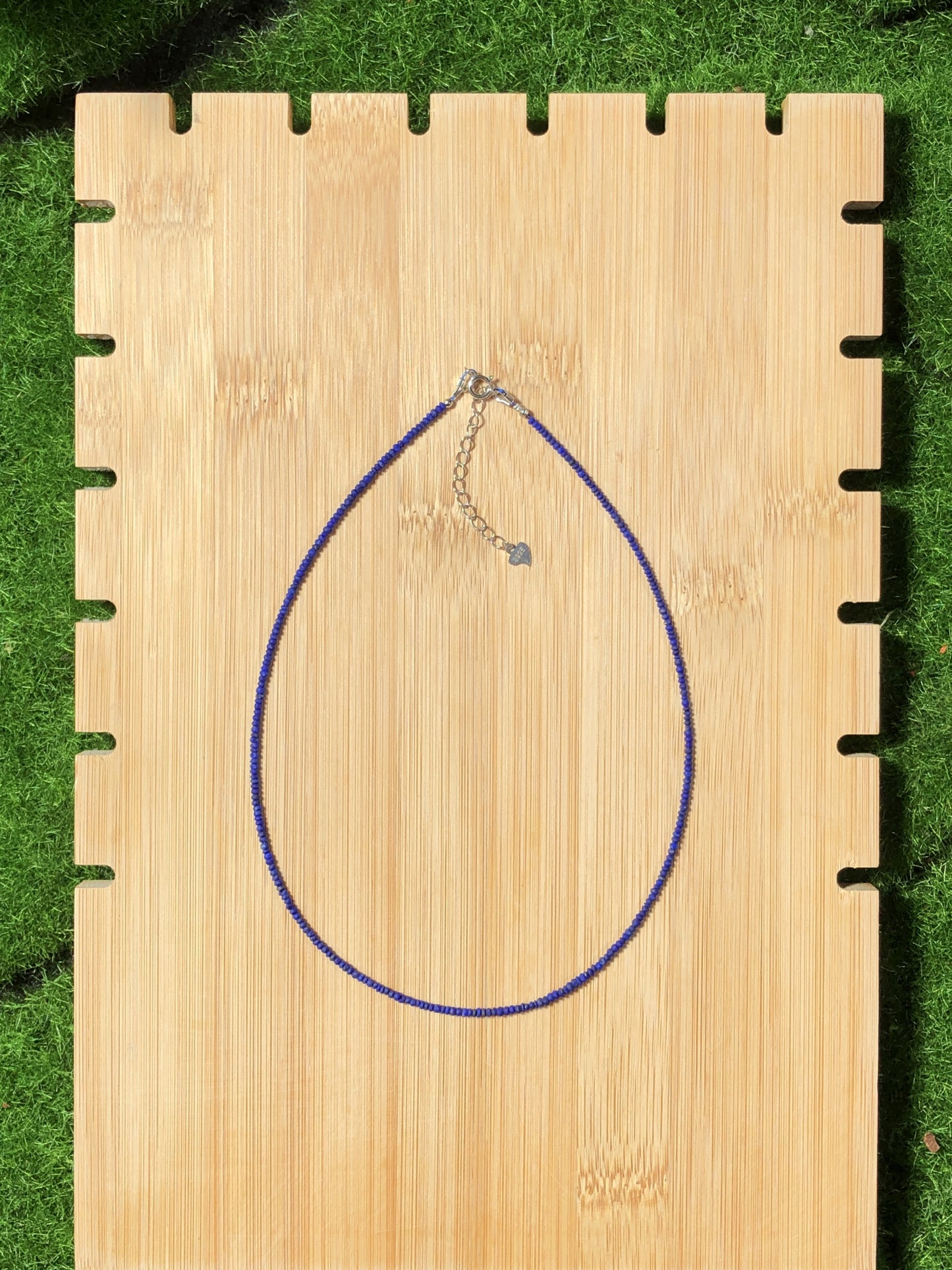 Halskette aus natürlichen Lapislazuli-Perlen mit einer Kette aus 925er Sterlingsilber, handgefertigt.