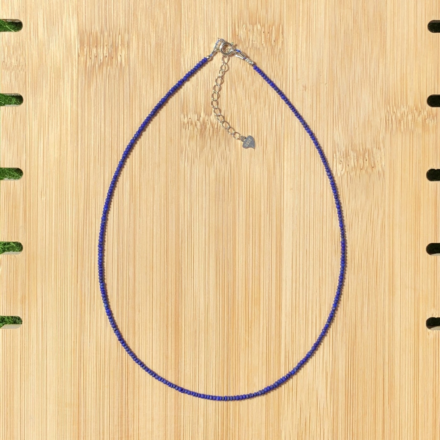 Halskette aus natürlichen Lapislazuli-Perlen mit einer Kette aus 925er Sterlingsilber, handgefertigt.