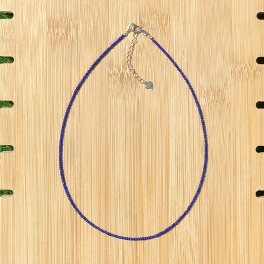 Halskette aus natürlichen Lapislazuli-Perlen mit einer Kette aus 925er Sterlingsilber, handgefertigt.