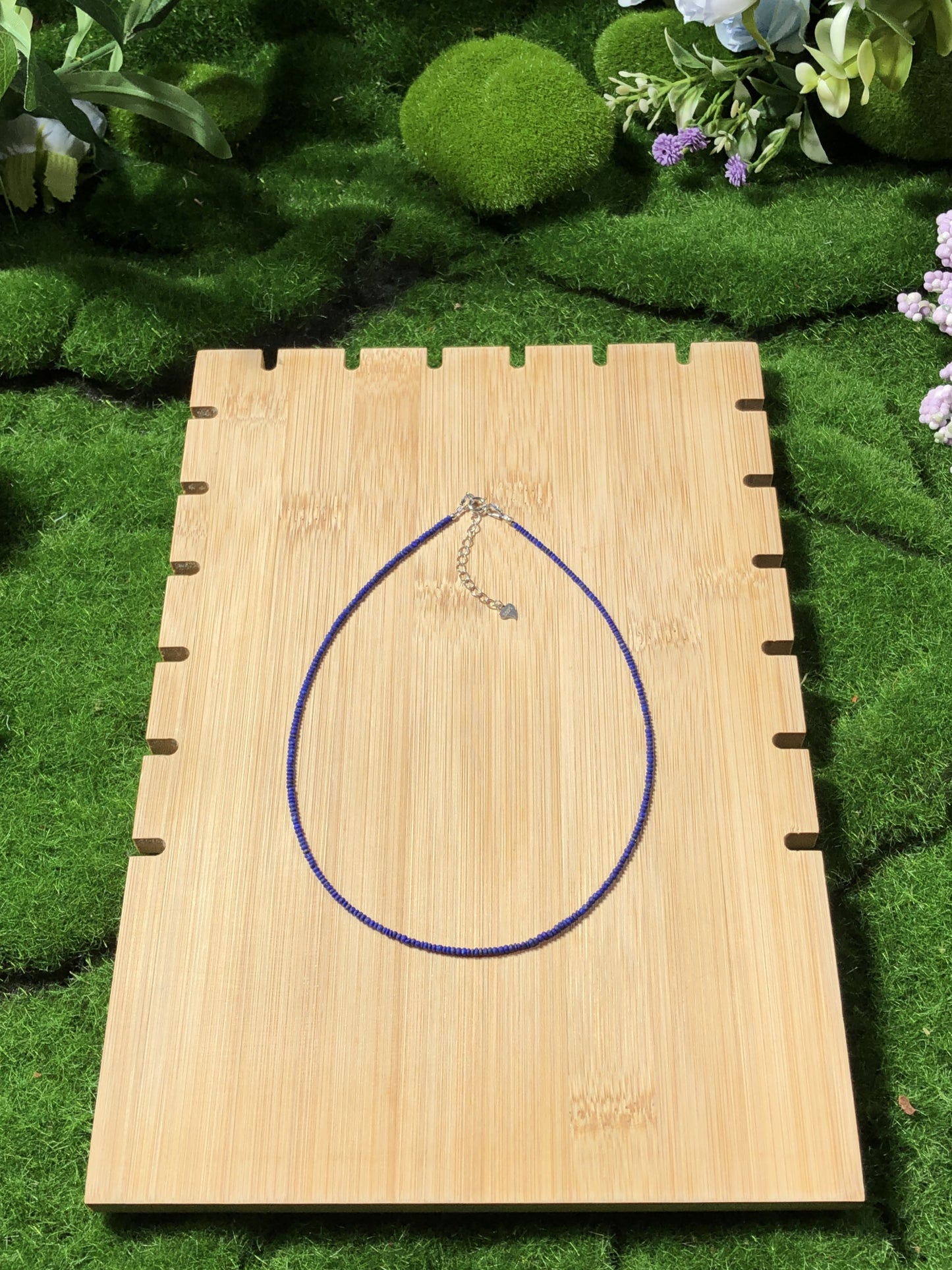 Halskette aus natürlichen Lapislazuli-Perlen mit einer Kette aus 925er Sterlingsilber, handgefertigt.