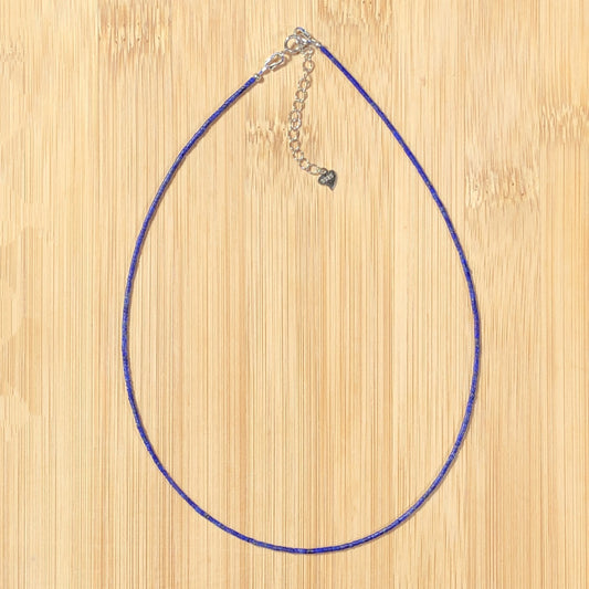 Halskette aus natürlichem Lapislazuli mit einer Kette aus 925er Sterlingsilber, handgefertigt.