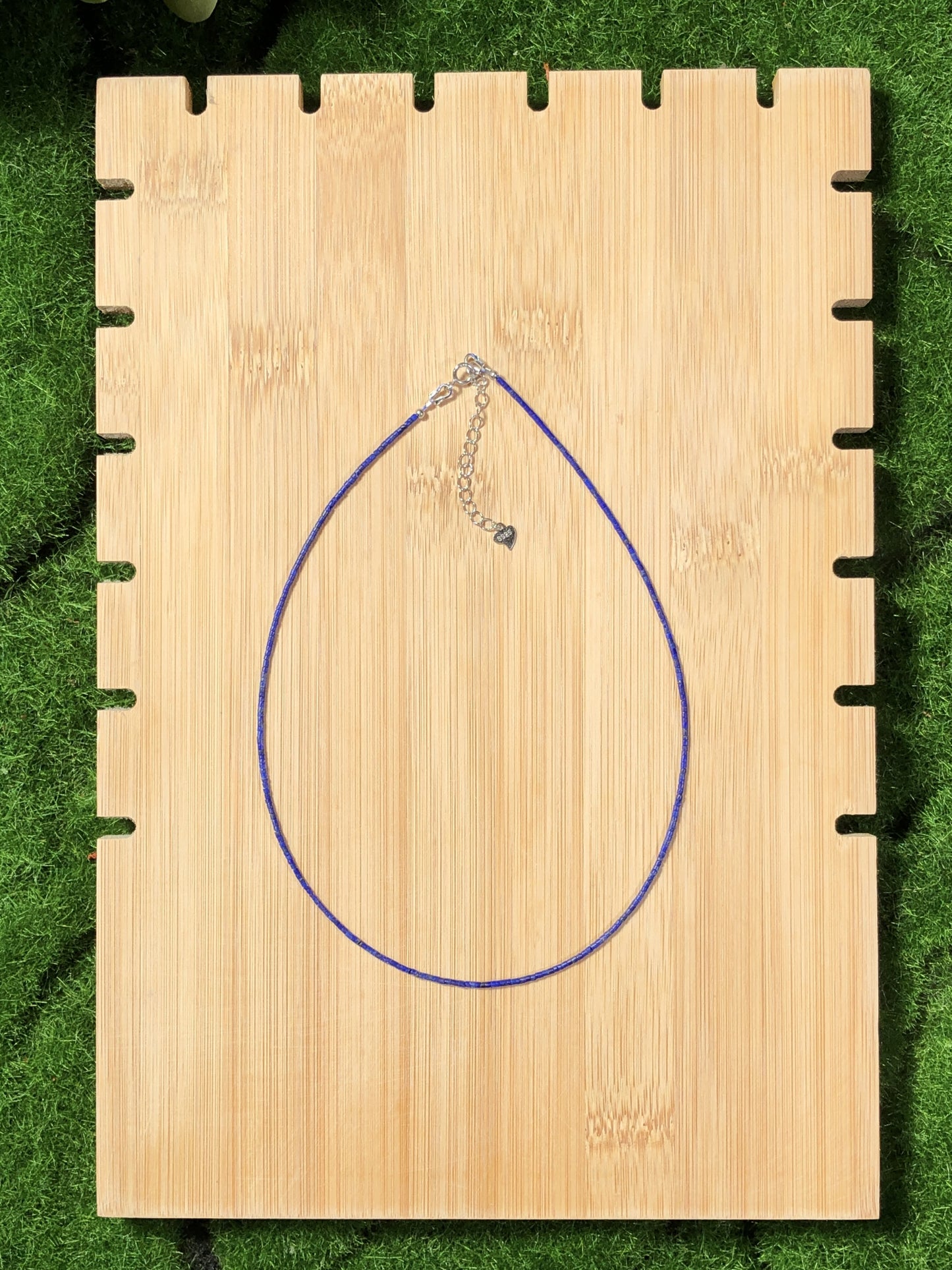 Halskette aus natürlichem Lapislazuli mit einer Kette aus 925er Sterlingsilber, handgefertigt.