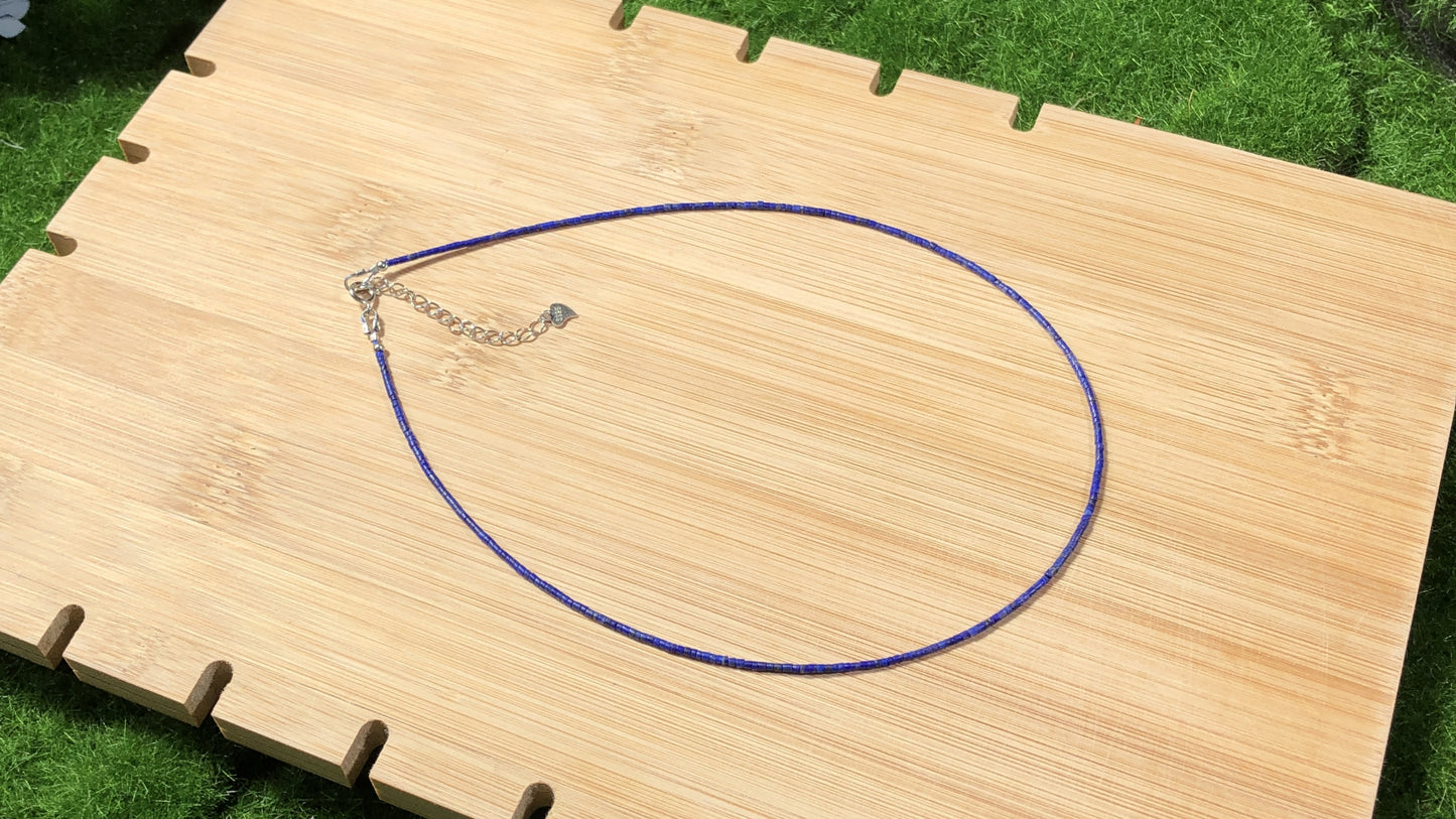 Halskette aus natürlichem Lapislazuli mit einer Kette aus 925er Sterlingsilber, handgefertigt.