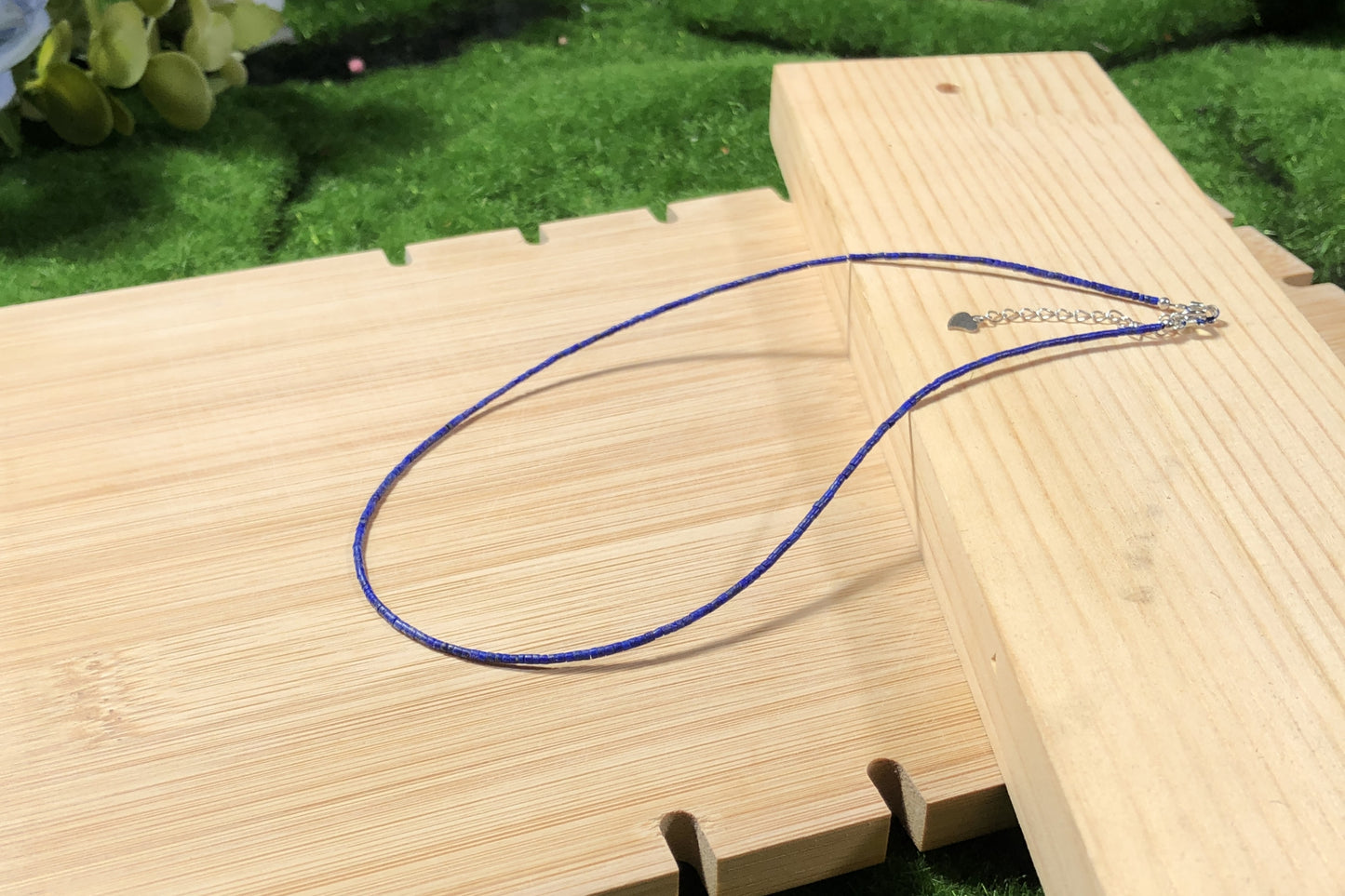 Halskette aus natürlichem Lapislazuli mit einer Kette aus 925er Sterlingsilber, handgefertigt.