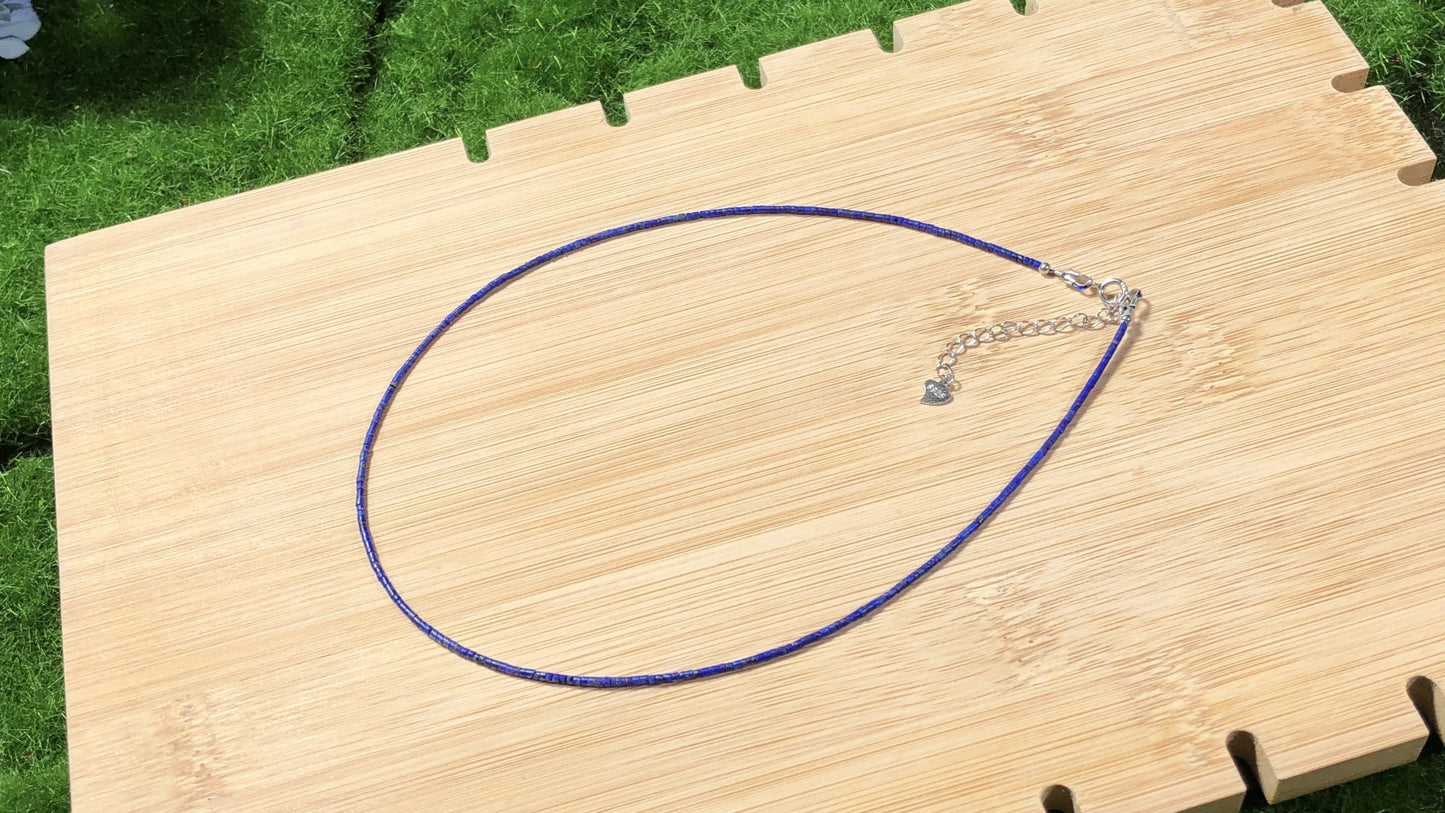 Halskette aus natürlichem Lapislazuli mit einer Kette aus 925er Sterlingsilber, handgefertigt.