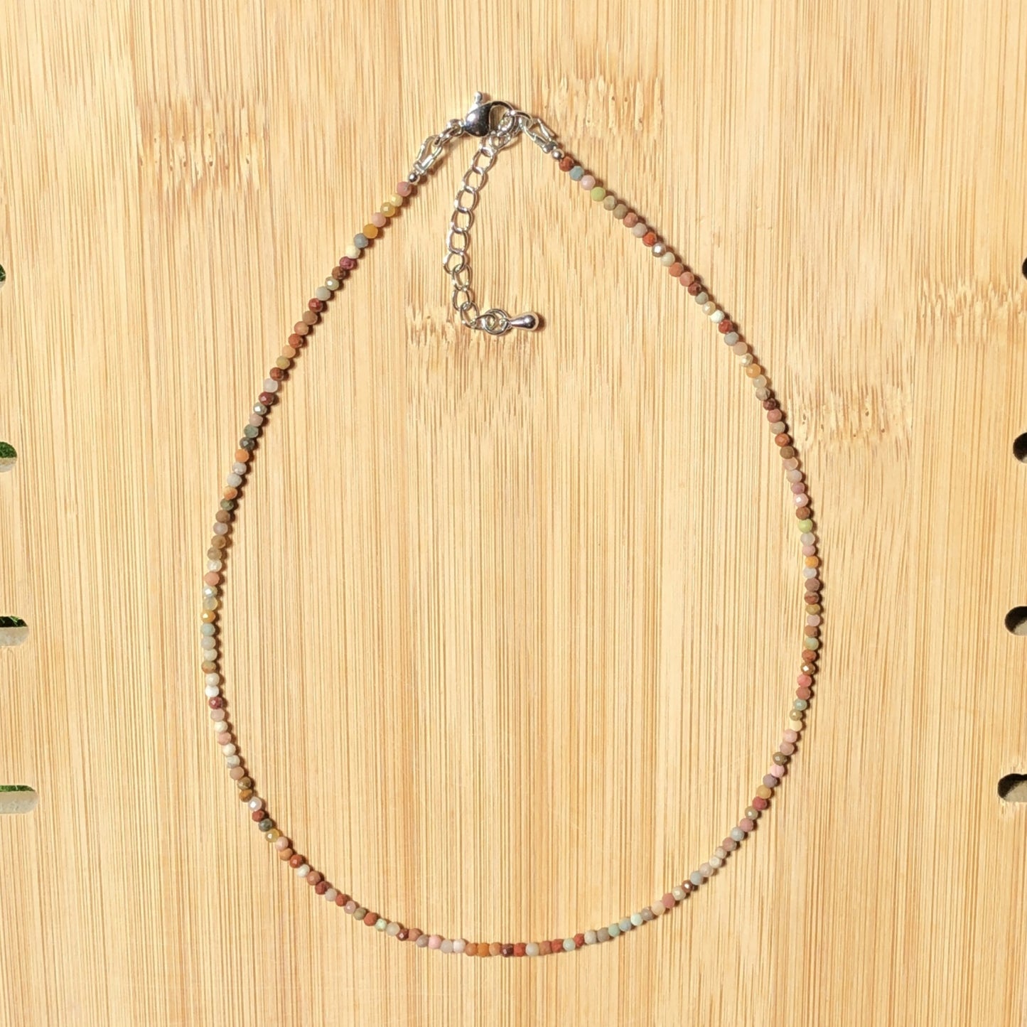 Halskette aus natürlichem Achat, kugelförmige facettierte Perlen, handgefertigt.