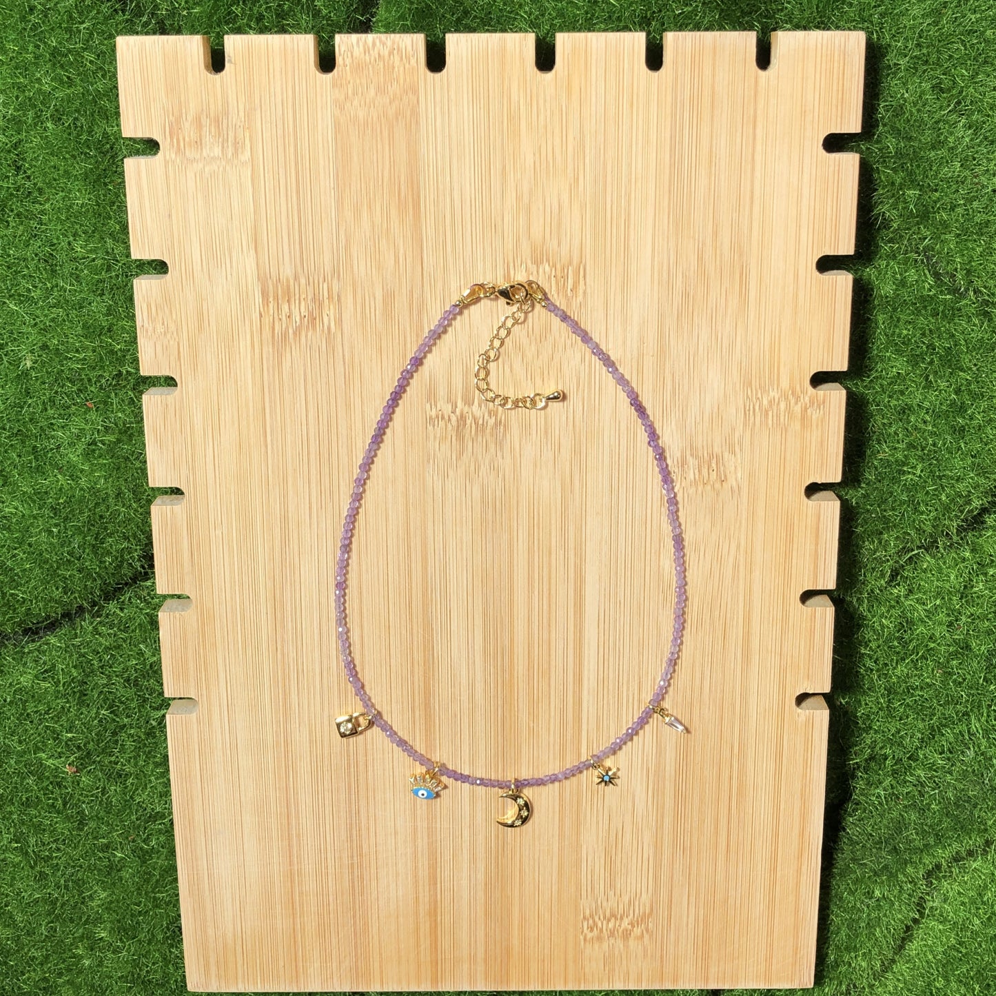 Halskette aus natürlichem Amethyst mit einem 14-karätig vergoldeten Kupferanhänger, handgefertigt.