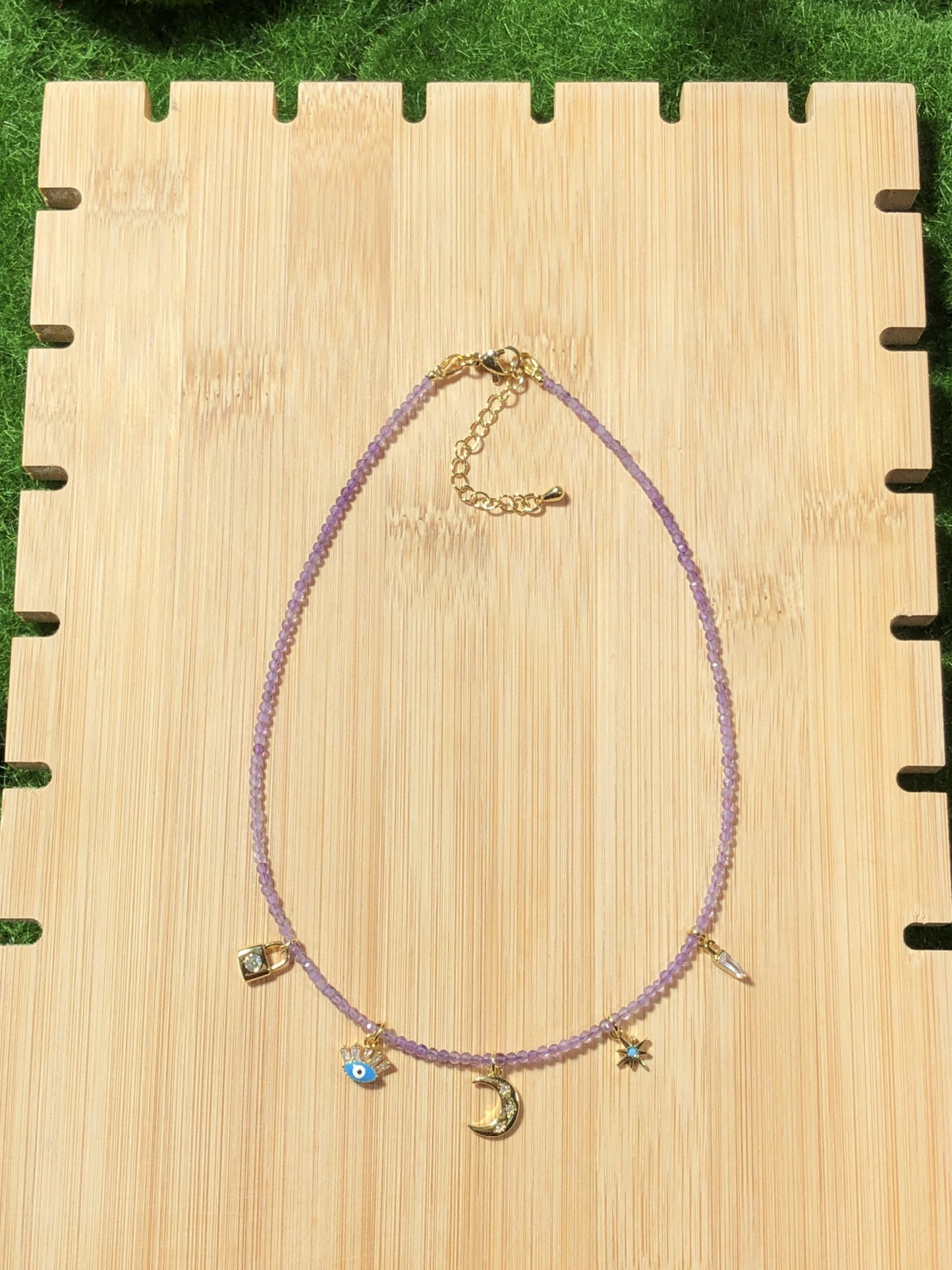 Halskette aus natürlichem Amethyst mit einem 14-karätig vergoldeten Kupferanhänger, handgefertigt.