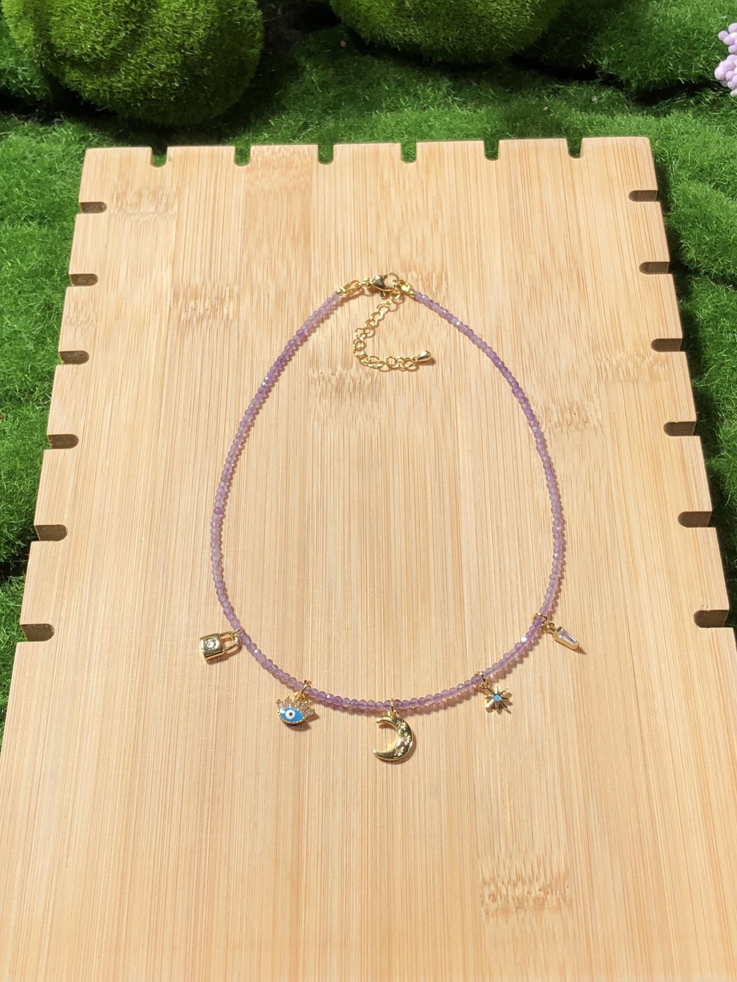 Halskette aus natürlichem Amethyst mit einem 14-karätig vergoldeten Kupferanhänger, handgefertigt.