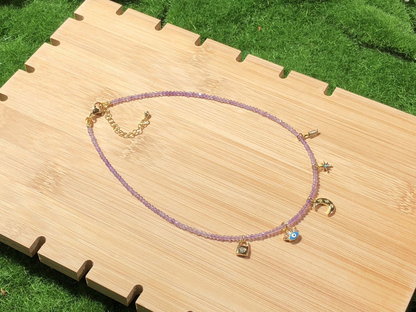 Halskette aus natürlichem Amethyst mit einem 14-karätig vergoldeten Kupferanhänger, handgefertigt.