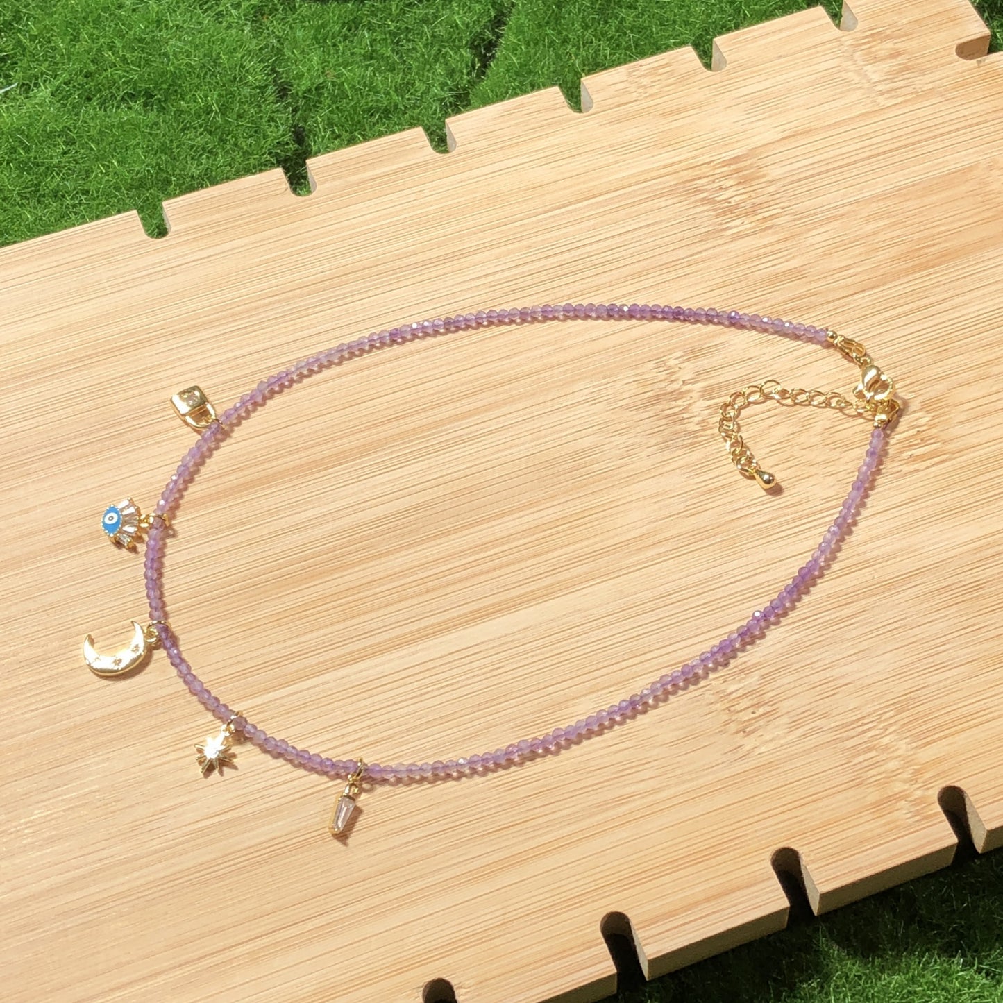 Halskette aus natürlichem Amethyst mit einem 14-karätig vergoldeten Kupferanhänger, handgefertigt.