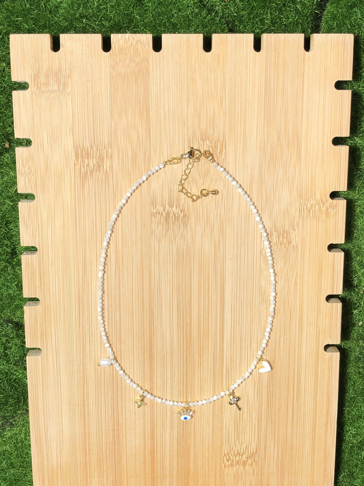 Halskette aus natürlicher weißer Muschel und Perle, kupferplattiert mit 14-karätigem Gold, handgefertigt.