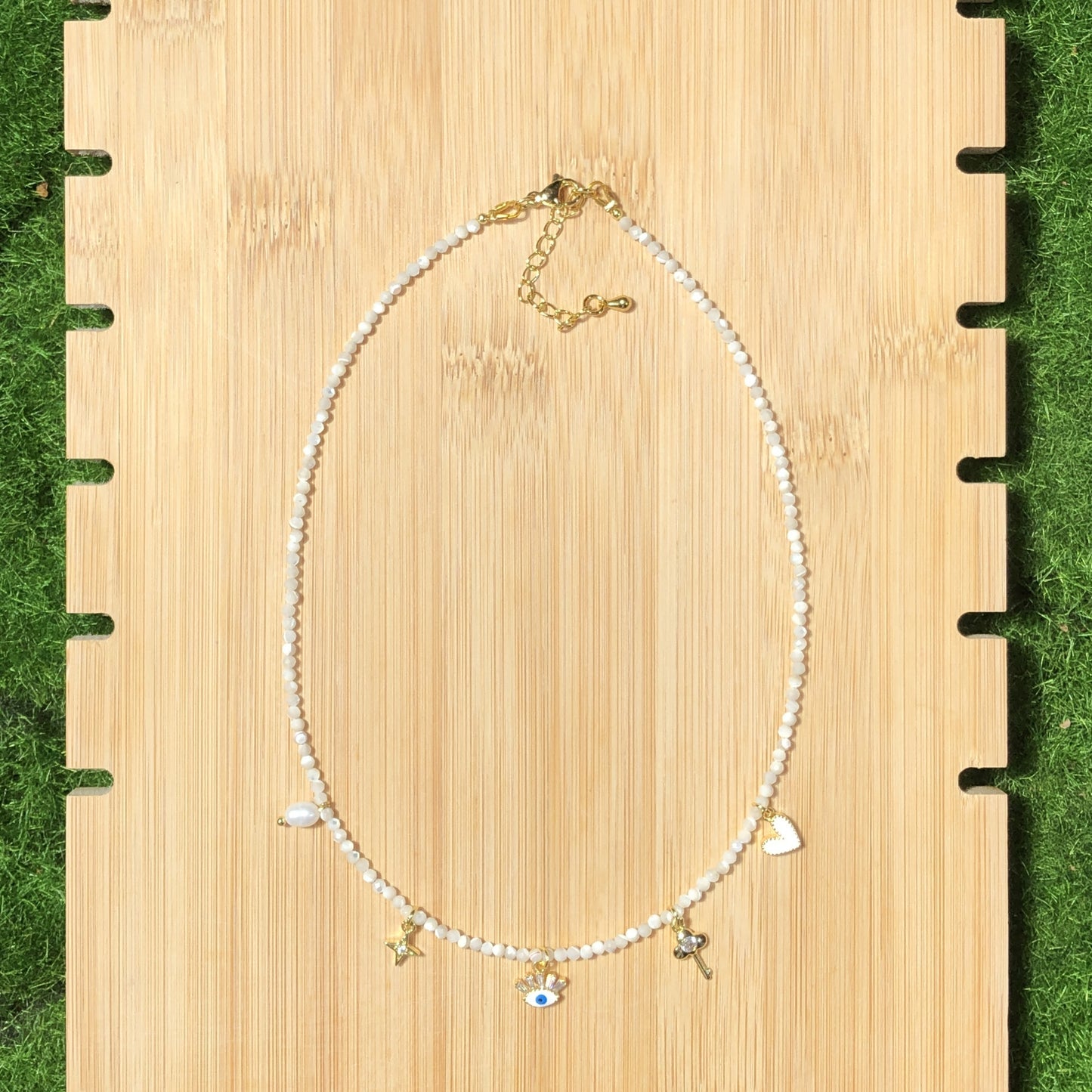 Halskette aus natürlicher weißer Muschel und Perle, kupferplattiert mit 14-karätigem Gold, handgefertigt.