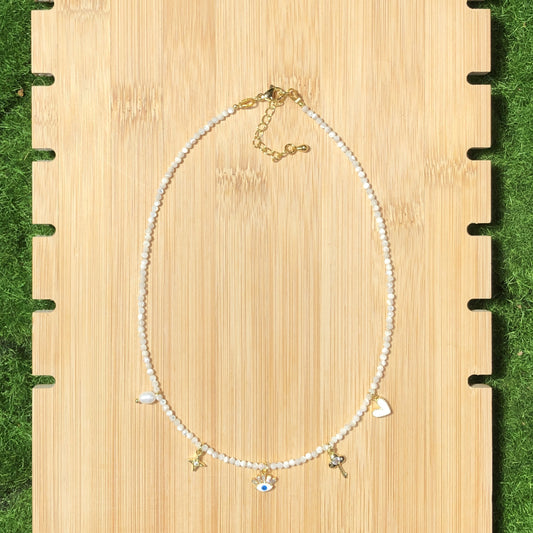 Halskette aus natürlicher weißer Muschel und Perle, kupferplattiert mit 14-karätigem Gold, handgefertigt.