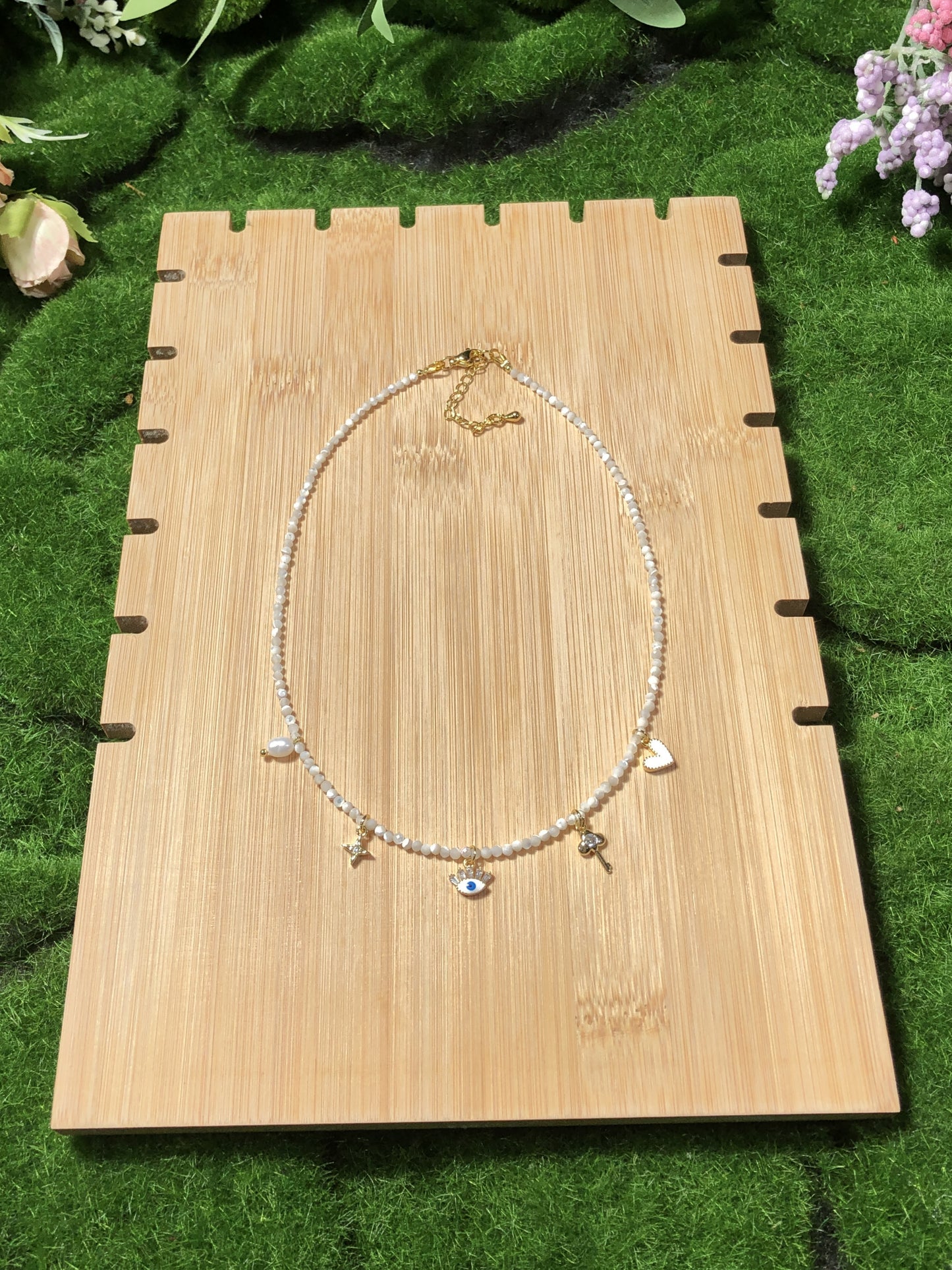 Halskette aus natürlicher weißer Muschel und Perle, kupferplattiert mit 14-karätigem Gold, handgefertigt.