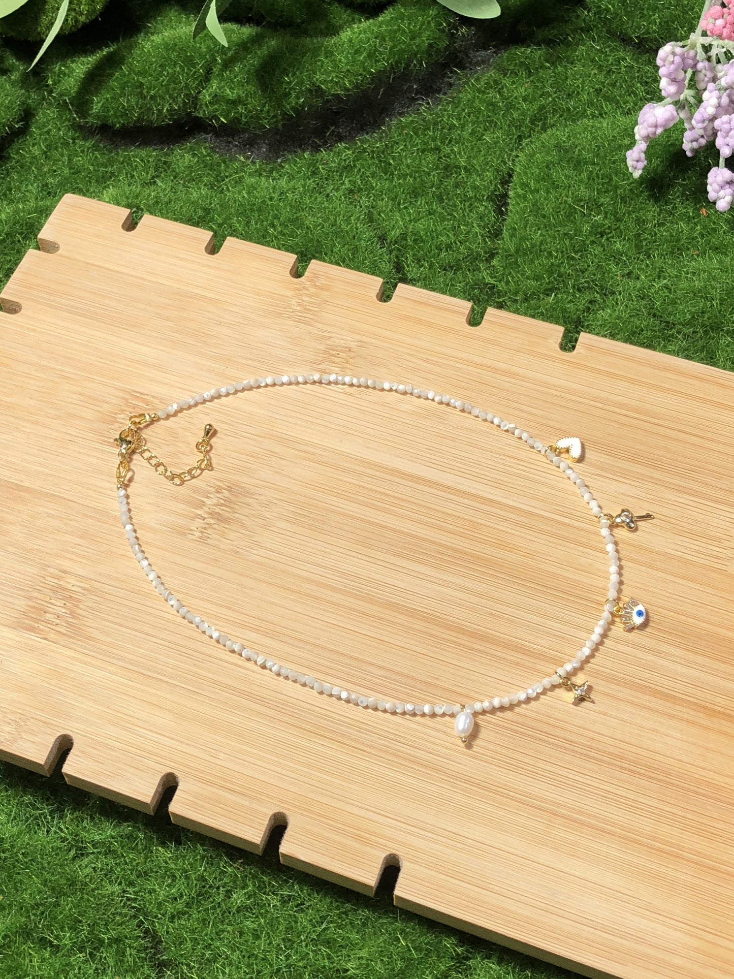 Halskette aus natürlicher weißer Muschel und Perle, kupferplattiert mit 14-karätigem Gold, handgefertigt.