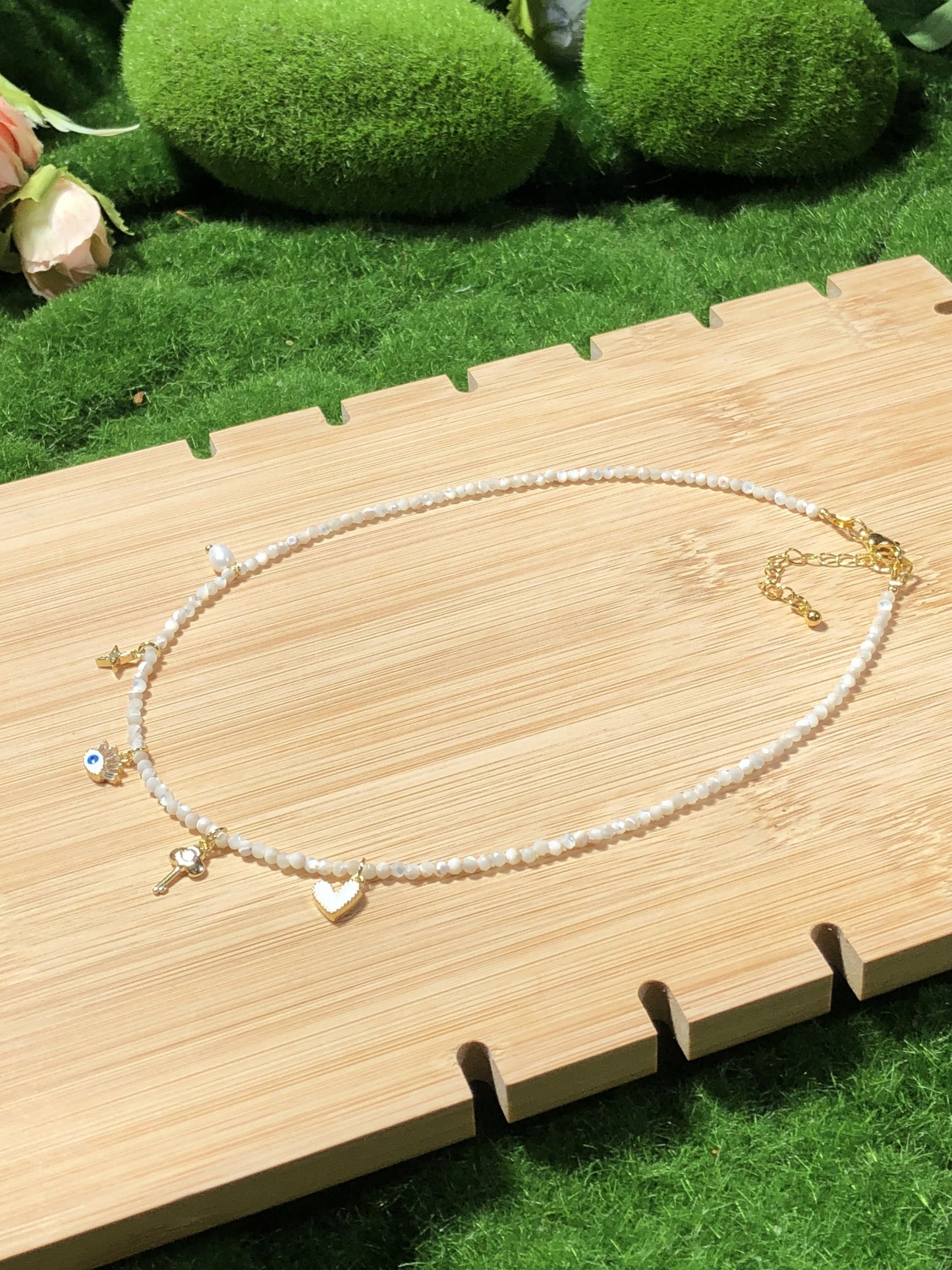 Halskette aus natürlicher weißer Muschel und Perle, kupferplattiert mit 14-karätigem Gold, handgefertigt.