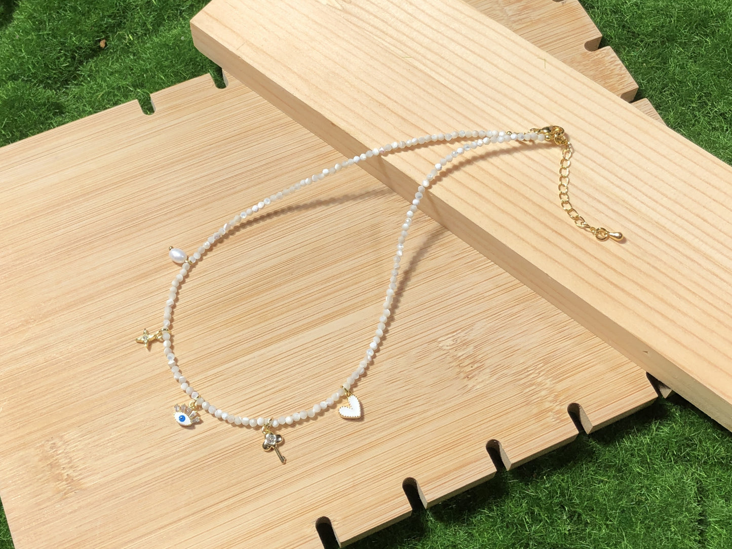 Halskette aus natürlicher weißer Muschel und Perle, kupferplattiert mit 14-karätigem Gold, handgefertigt.