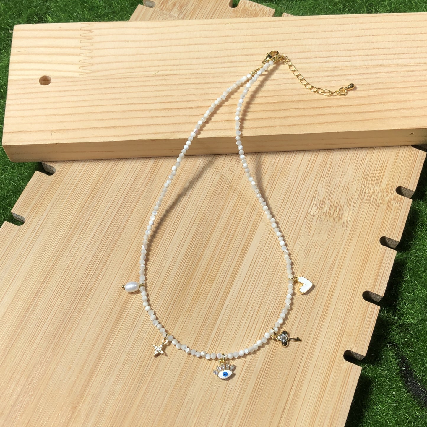 Halskette aus natürlicher weißer Muschel und Perle, kupferplattiert mit 14-karätigem Gold, handgefertigt.