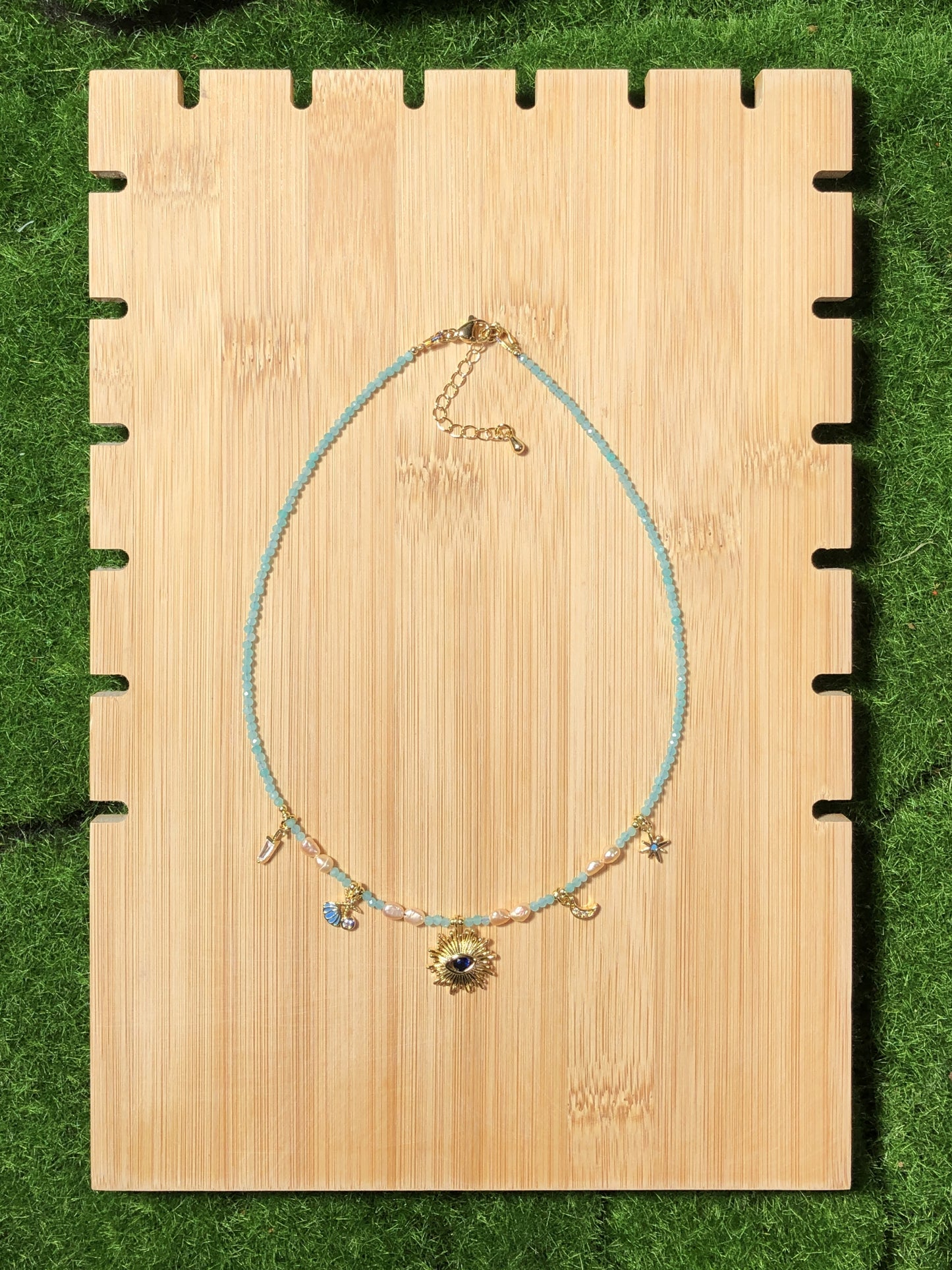 Halskette aus natürlichen Amazonas-Süßwasserperlen mit 14-karätig vergoldetem Anhänger, handgefertigt.