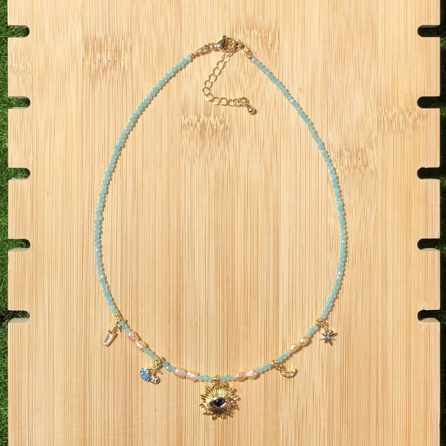 Halskette aus natürlichen Amazonas-Süßwasserperlen mit 14-karätig vergoldetem Anhänger, handgefertigt.