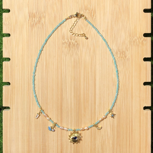 Halskette aus natürlichen Amazonas-Süßwasserperlen mit 14-karätig vergoldetem Anhänger, handgefertigt.