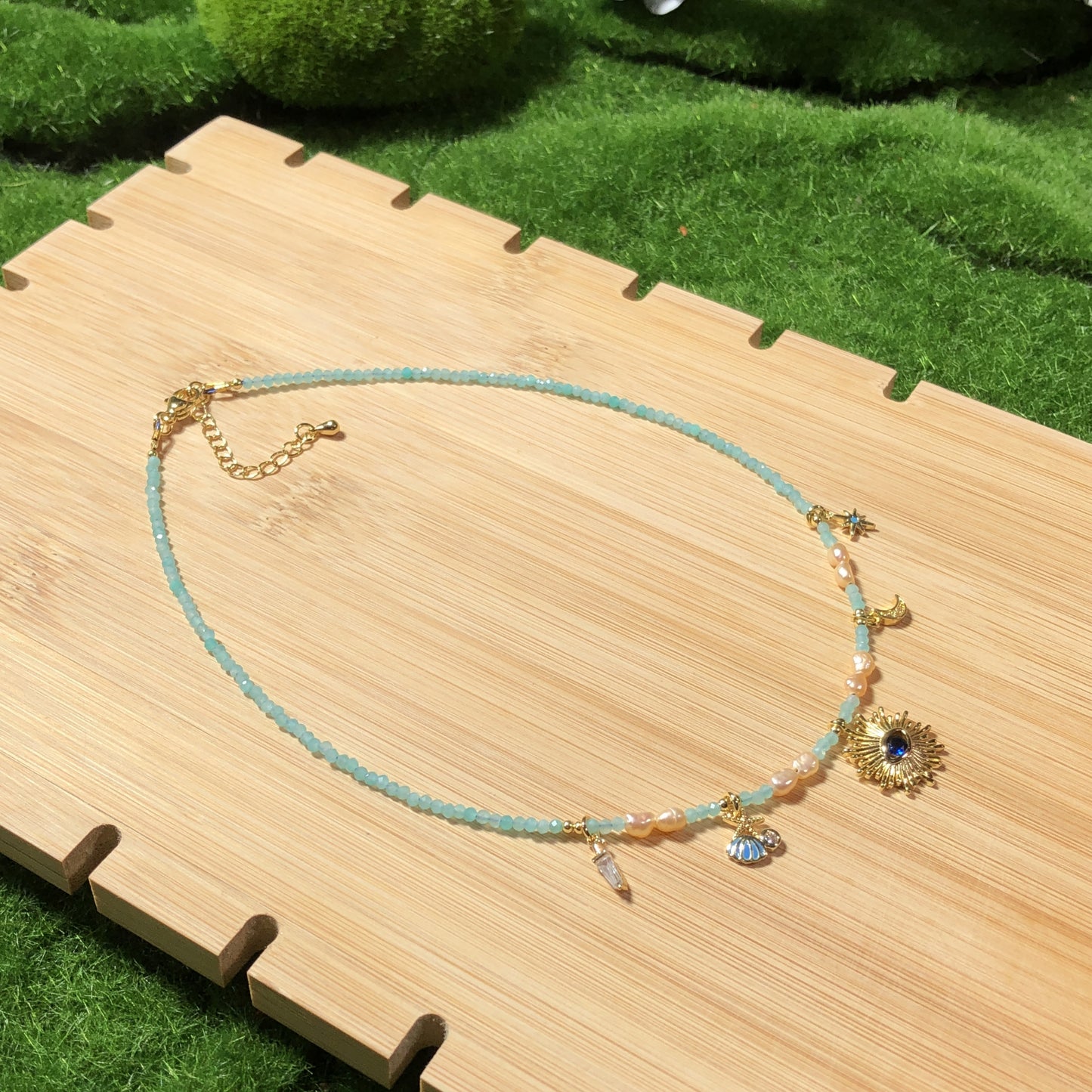 Halskette aus natürlichen Amazonas-Süßwasserperlen mit 14-karätig vergoldetem Anhänger, handgefertigt.