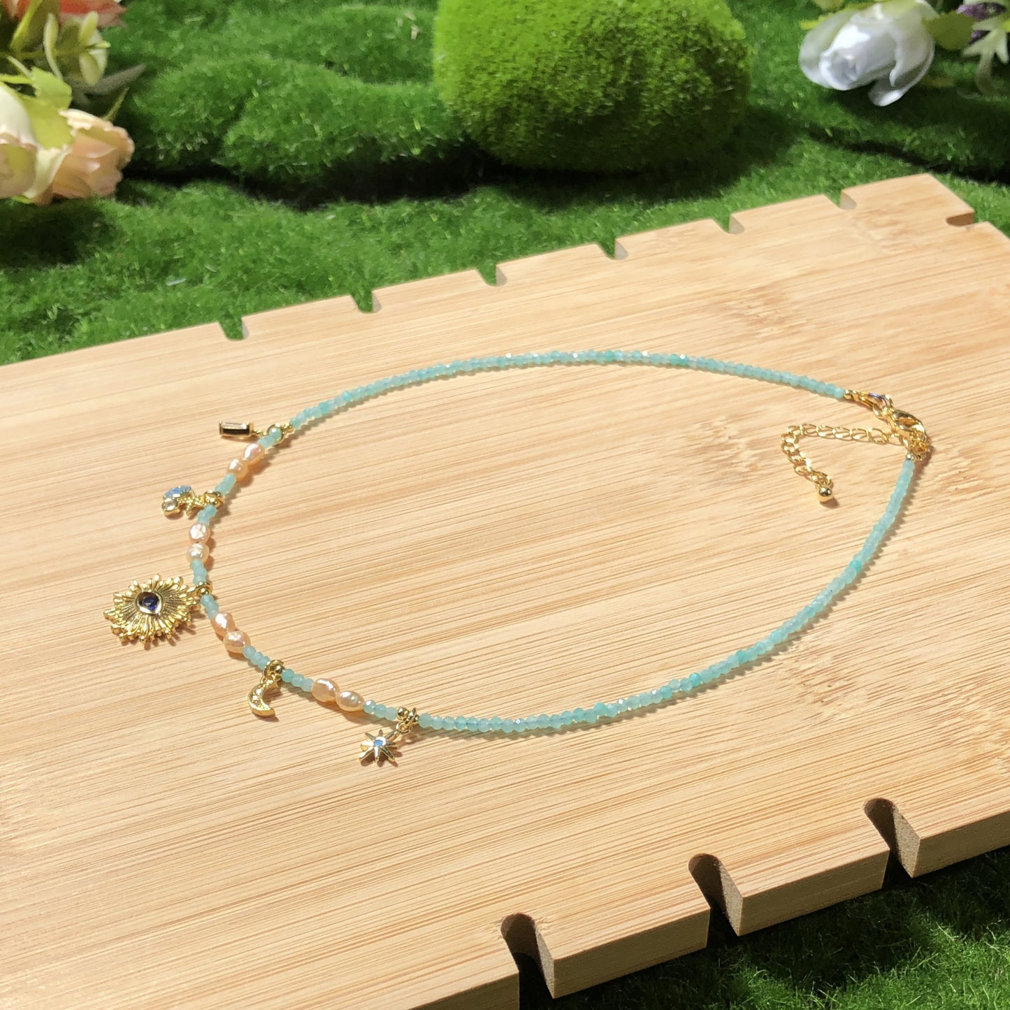 Halskette aus natürlichen Amazonas-Süßwasserperlen mit 14-karätig vergoldetem Anhänger, handgefertigt.