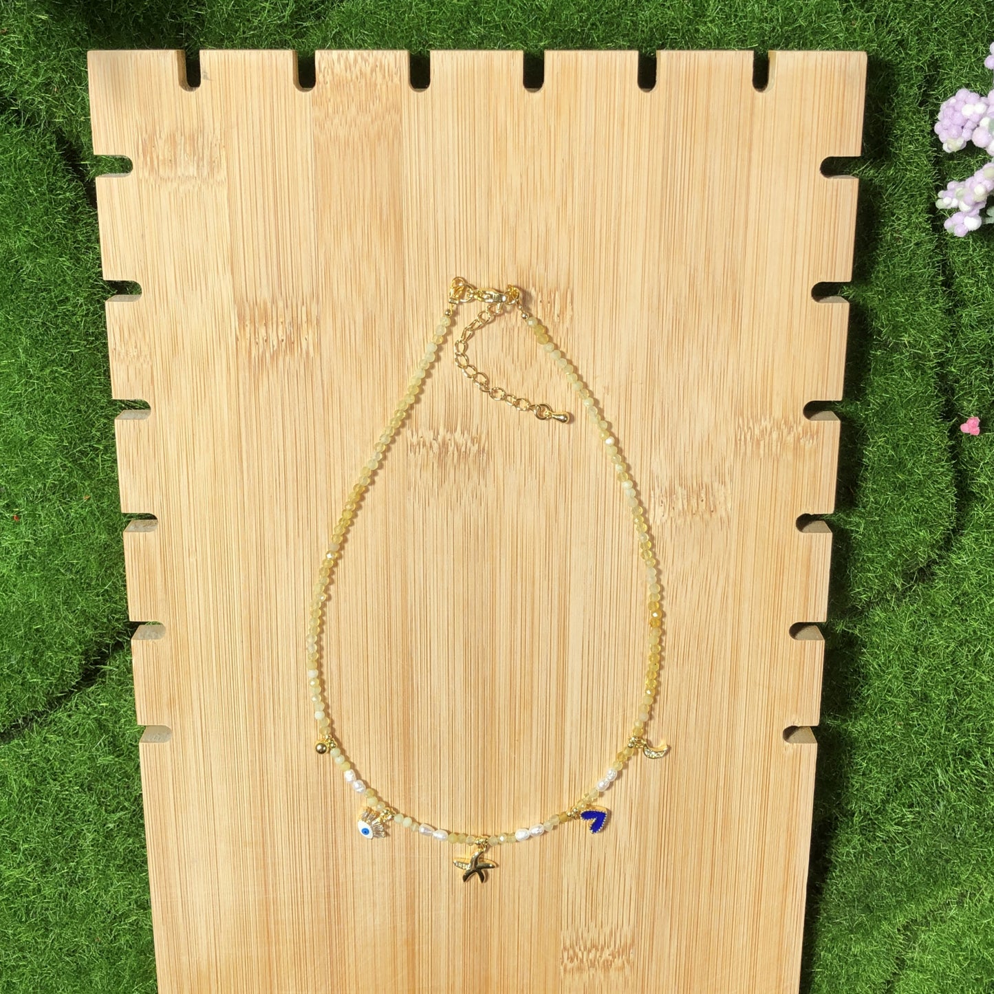 Eine handgefertigte Halskette aus natürlichem Citrin und Süßwasserperlen mit einem Anhänger aus 14-karätig vergoldetem Kupfer.