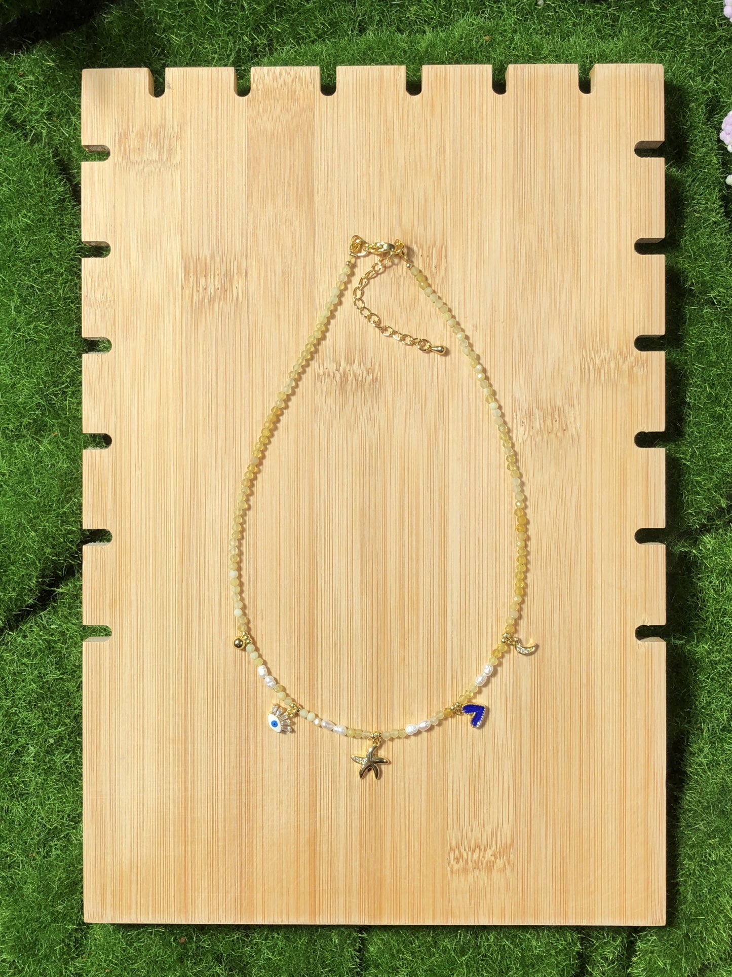 Eine handgefertigte Halskette aus natürlichem Citrin und Süßwasserperlen mit einem Anhänger aus 14-karätig vergoldetem Kupfer.