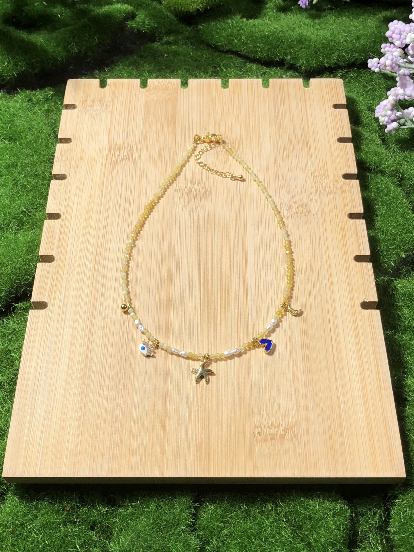 Eine handgefertigte Halskette aus natürlichem Citrin und Süßwasserperlen mit einem Anhänger aus 14-karätig vergoldetem Kupfer.